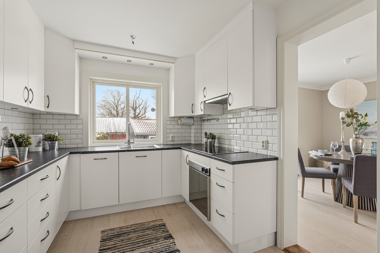 Kjøkkenet er stilrent og funksjonelt med innredning fra 2016. Glette fronter og en laminert benkeplate med nedfelt kum gir et moderne uttrykk og gjør kjøkkenet lett å holde rent. Galleribilde