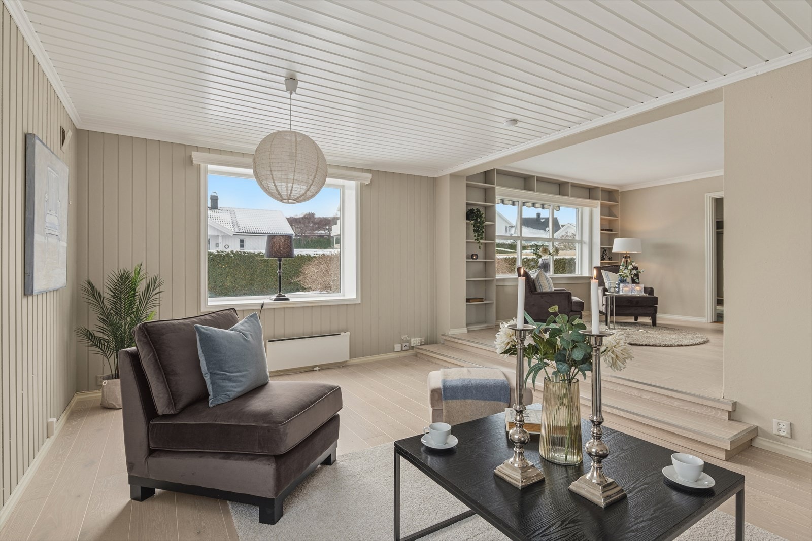 Den generøse gulvflaten og den åpne utformingen gjør det mulig å skape tydelige soner uten at rommet mister luftigheten. Galleribilde