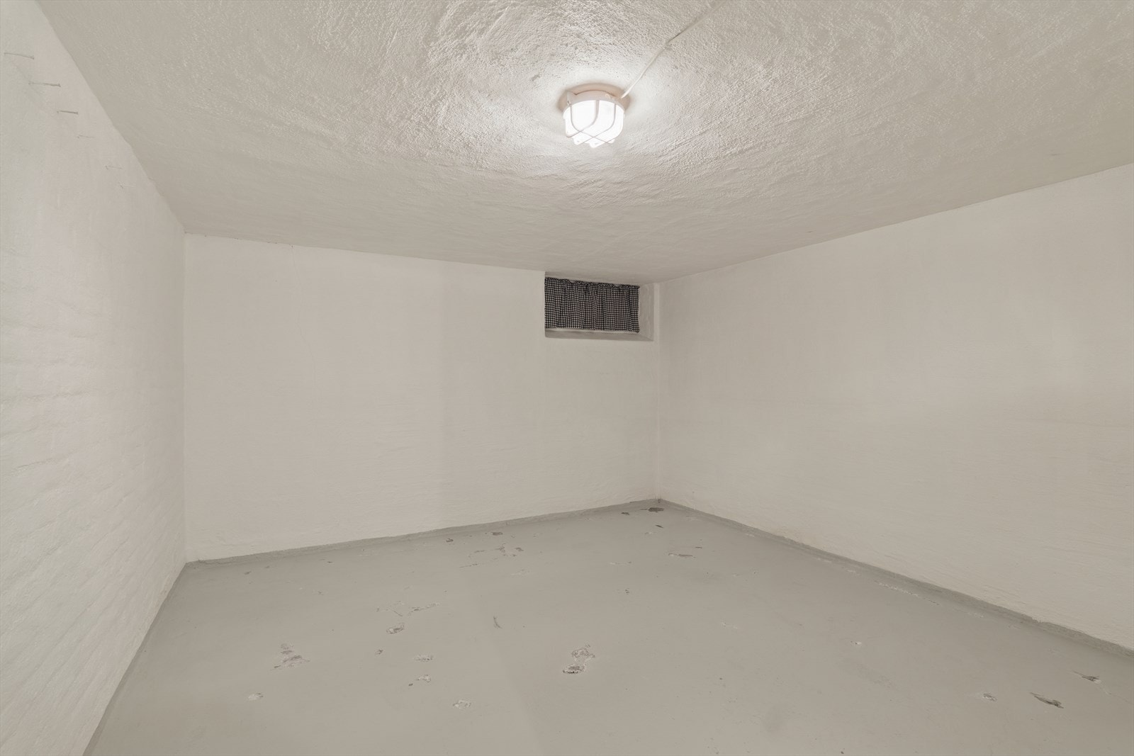 Kjelleren byr på svært gode lagringsmuligheter med flere boder som gir rikelig plass til alt du ønsker å oppbevare utenfor hovedetasjene. Galleribilde