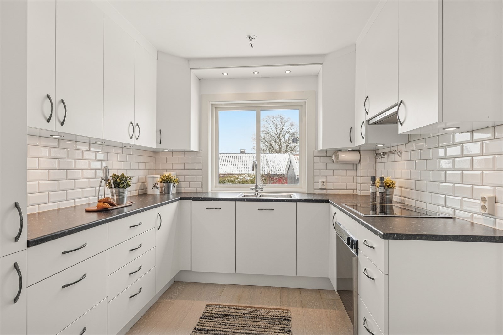 Kjøkkenet er fullt utstyrt med integrerte hvitevarer, inkludert kjøl/fryseskap, oppvaskmaskin og induksjonstopp. En effektiv ventilator med avtrekk ut sørger for godt inneklima og rask fjerning av matos. Galleribilde