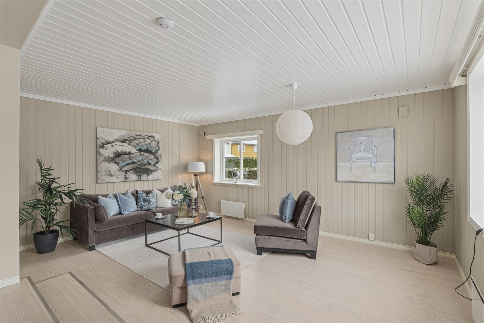 Her kan du enkelt etablere både en behagelig sofagruppe for TV- og kosekvelder, samt en egen sone med stoler for avslapning, lesing eller sosialt samvær. Galleribilde