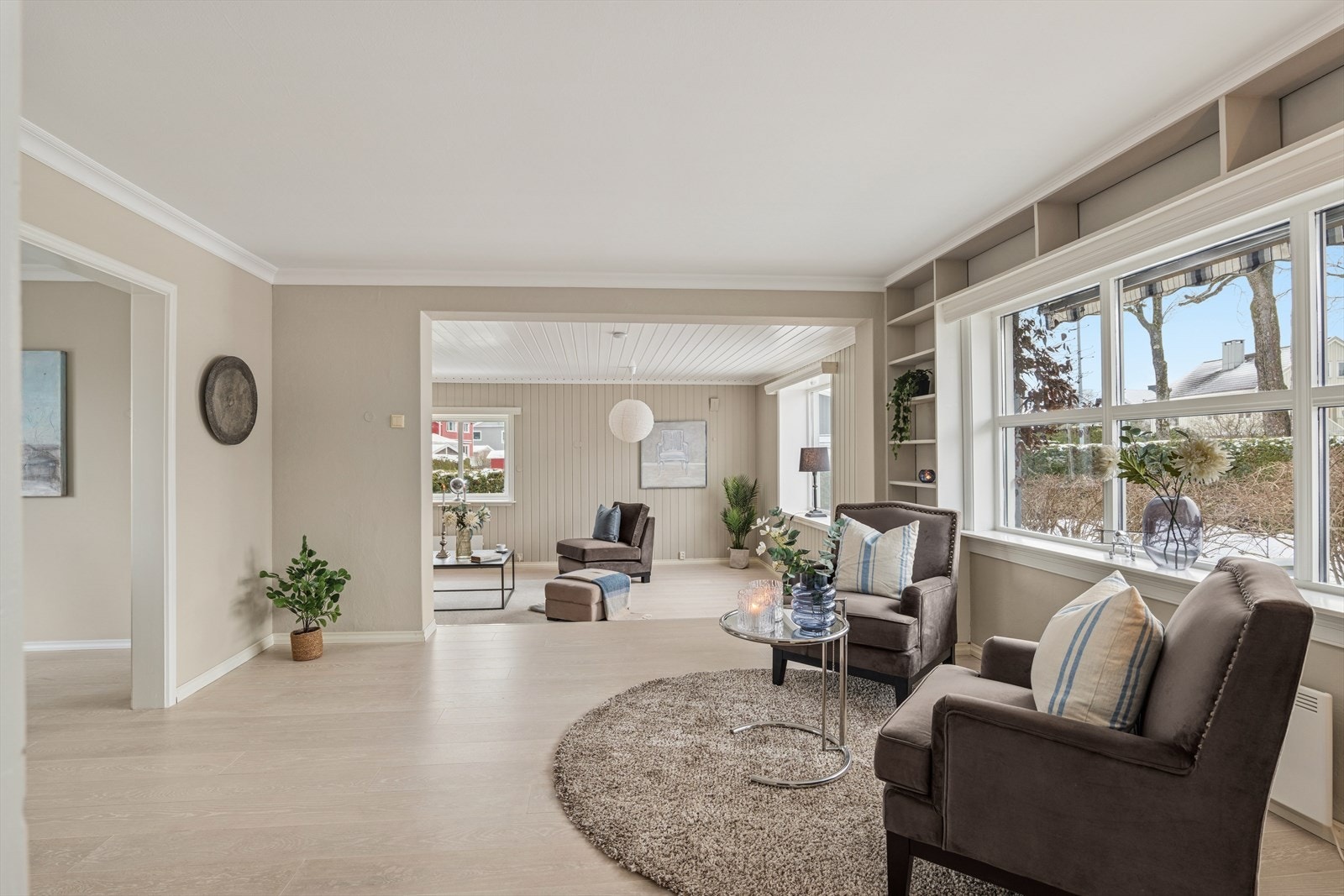 De øvrige stuene gir rikelig med plass til både formelle og uformelle soner - perfekt for alt fra større selskap til hverdagslige samlingspunkt og rolige kvelder hjemme. Galleribilde