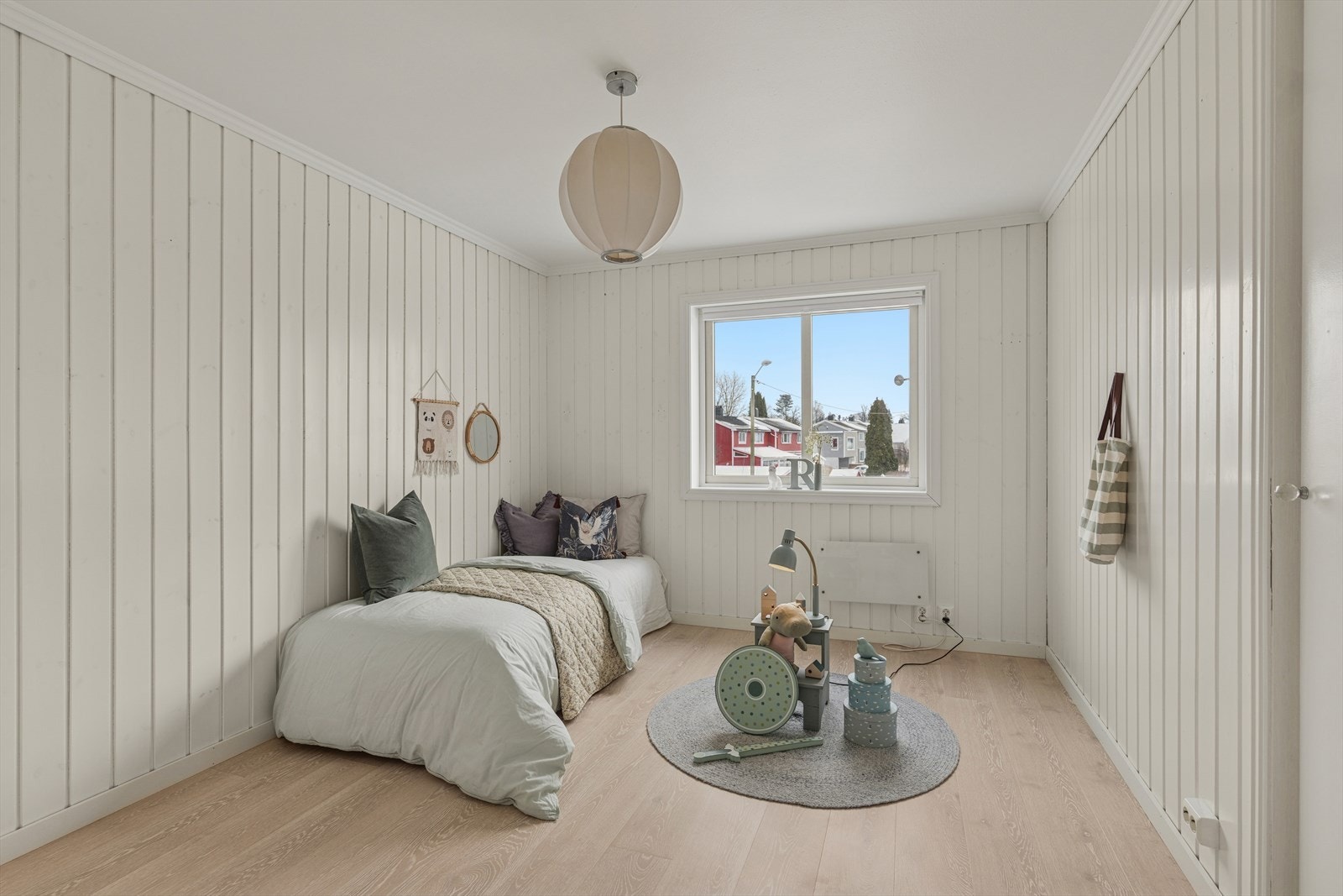 De to øvrige soverommene er både lyse og praktiske, og kan enkelt tilpasses ulike behov. Rommene egner seg perfekt som barnerom, gjesterom eller et komfortabelt hjemmekontor. Galleribilde