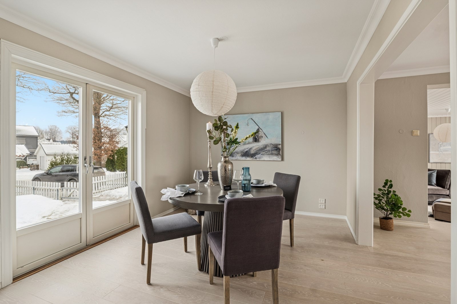 De doble terrassedørene fra spisestuen åpner boligen direkte mot hagearealet og gjør uteplassen til en naturlig forlengelse av stue- og oppholdsarealene på varme sommerdager. Galleribilde