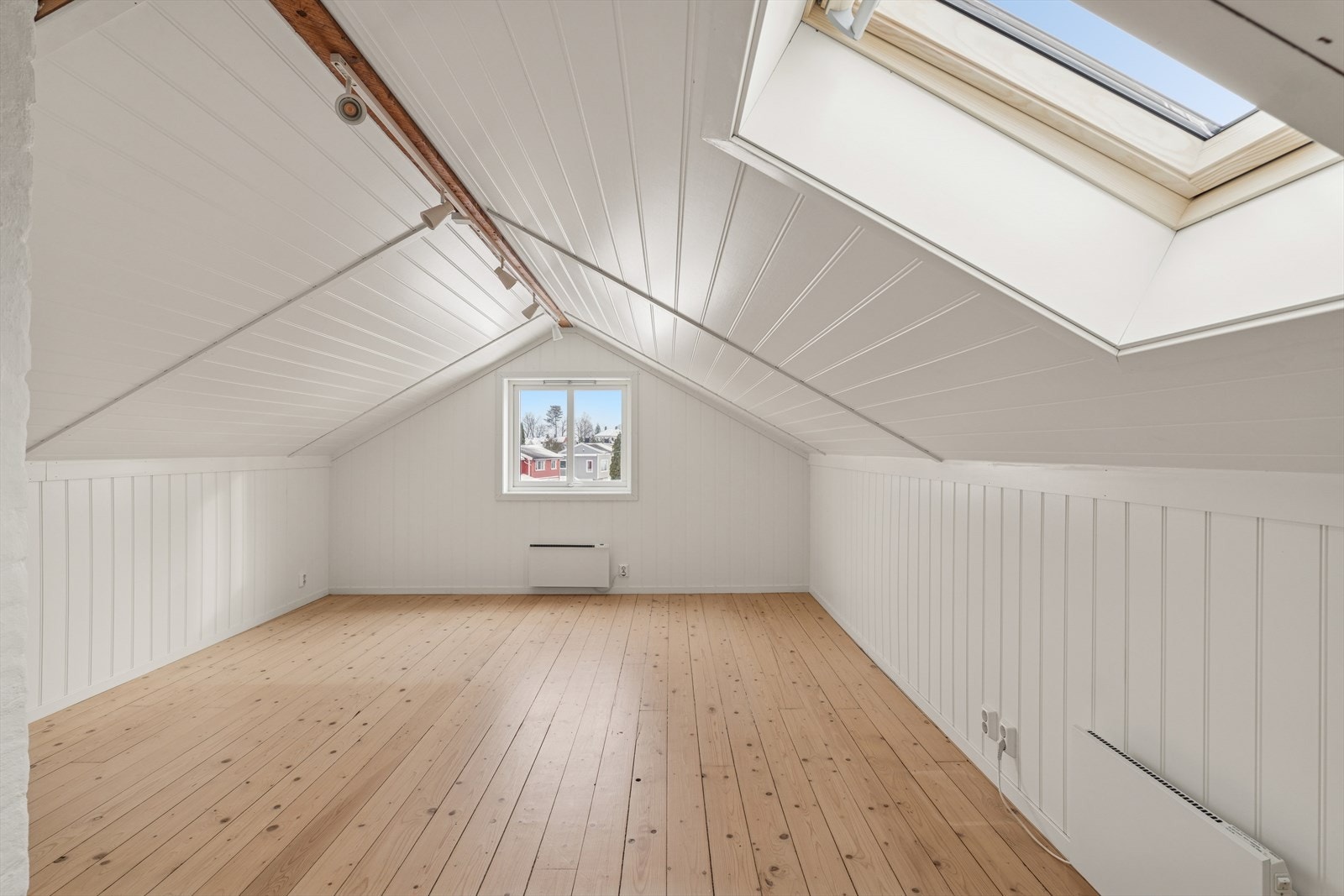 Loftsrommet ble innredet og isolert i 2020 og fungerer i dag som et praktisk oppbevaringsrom. Det er ikke søkt om bruksendring, og rommet er derfor ikke godkjent for varig opphold. Galleribilde
