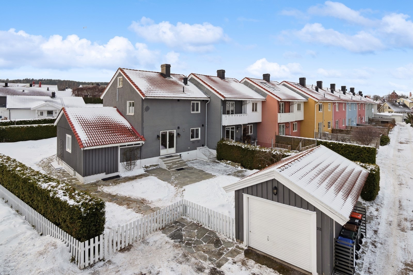 Et innholdsrikt og delikat oppusset enderekkehus over fire plan. Nydelige hage og uteområder med mye sol og egen garasje. Galleribilde