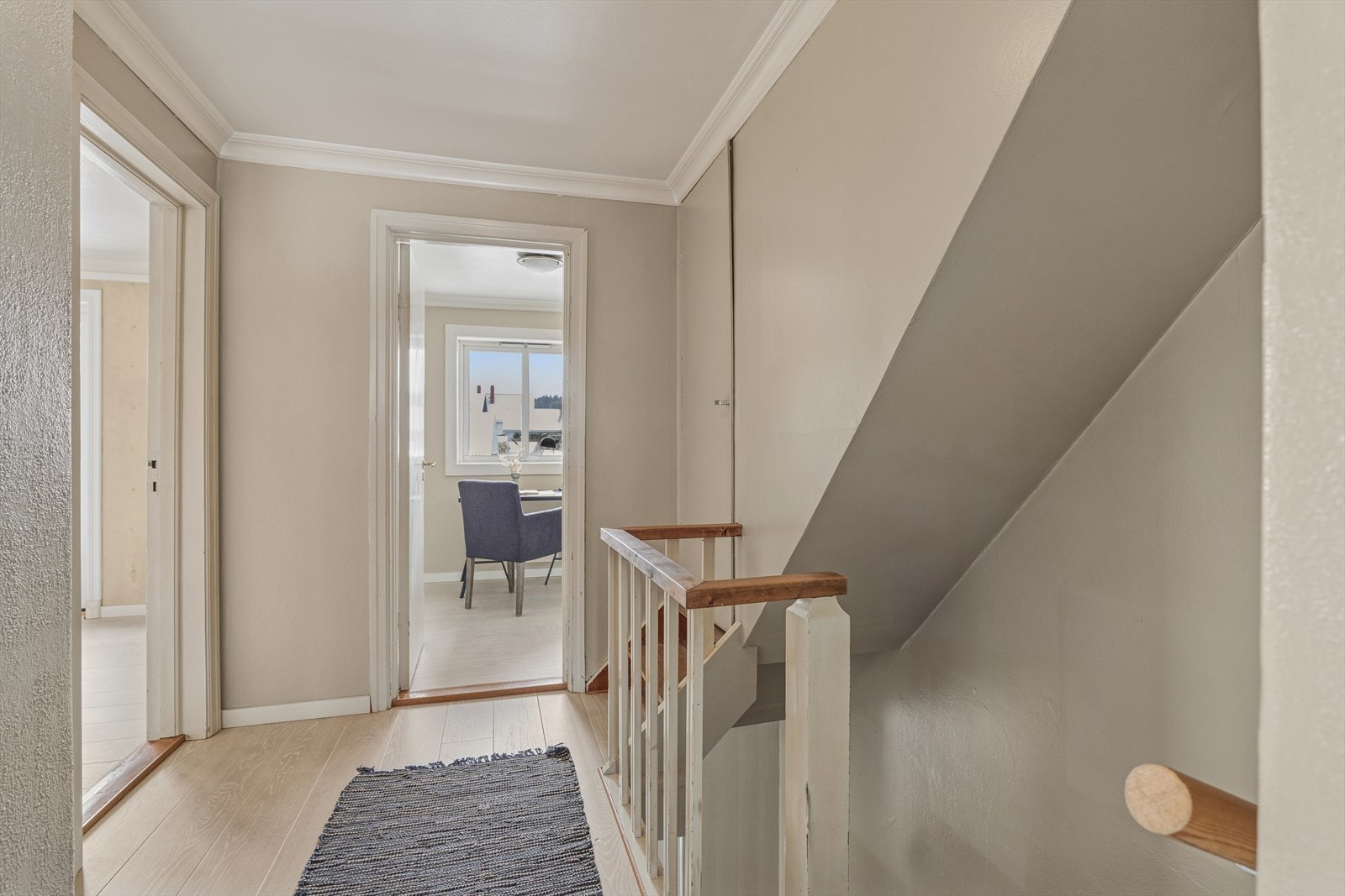 I boligens andre etasje finner du tre flotte, lyse soverom samt et praktisk og velutstyrt baderom. Etasjen utgjør en egen sone for ro og privatliv, med gode romløsninger som passer både for familieliv, gjester og fleksible behov. Galleribilde