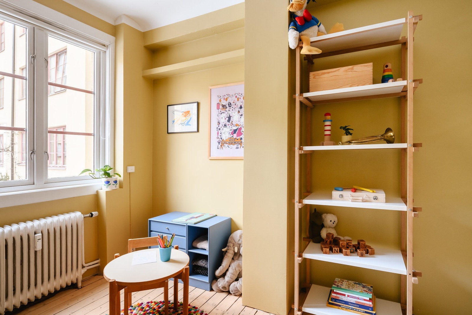 God plass til seng og innredning eller lekeplass. Galleribilde