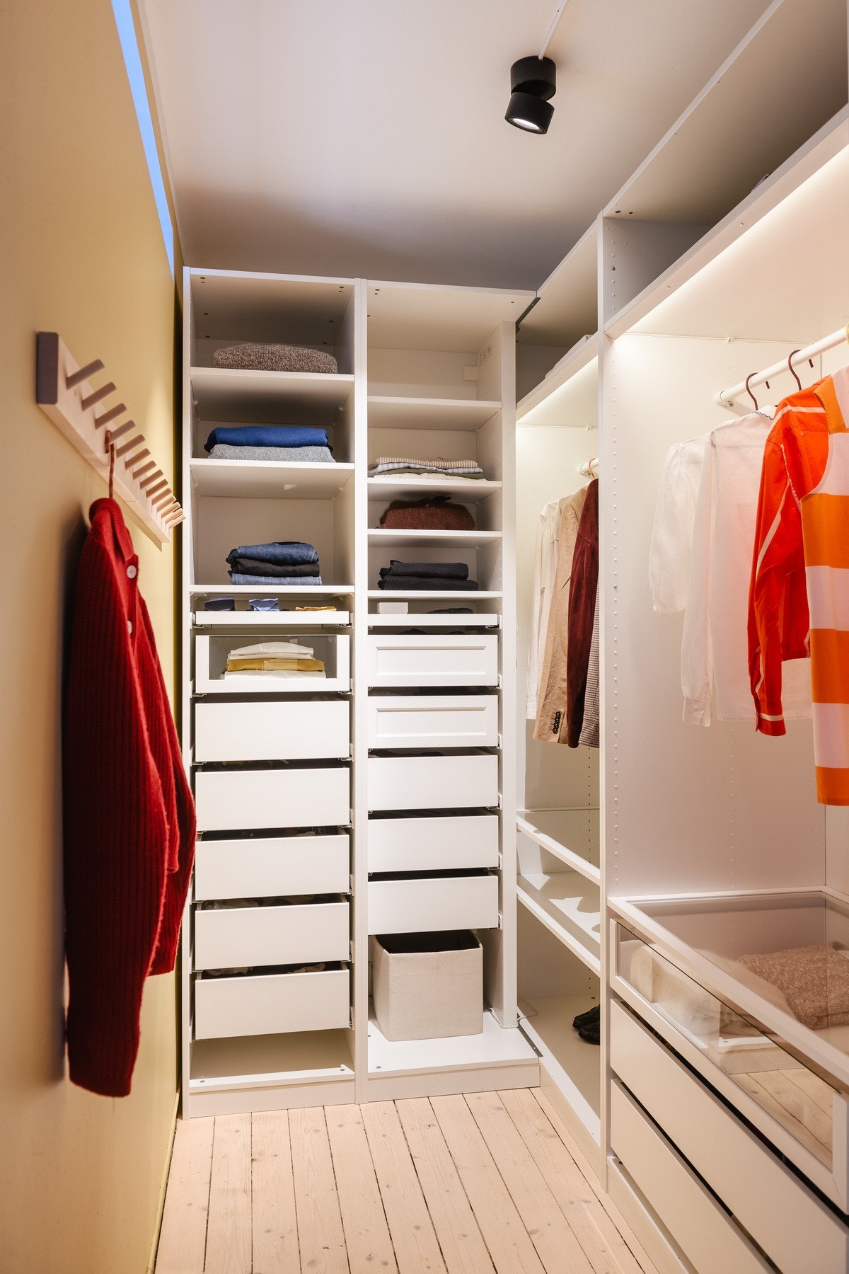 Egen walk-in garderobe tilknyttet hovedsoverommet. Galleribilde