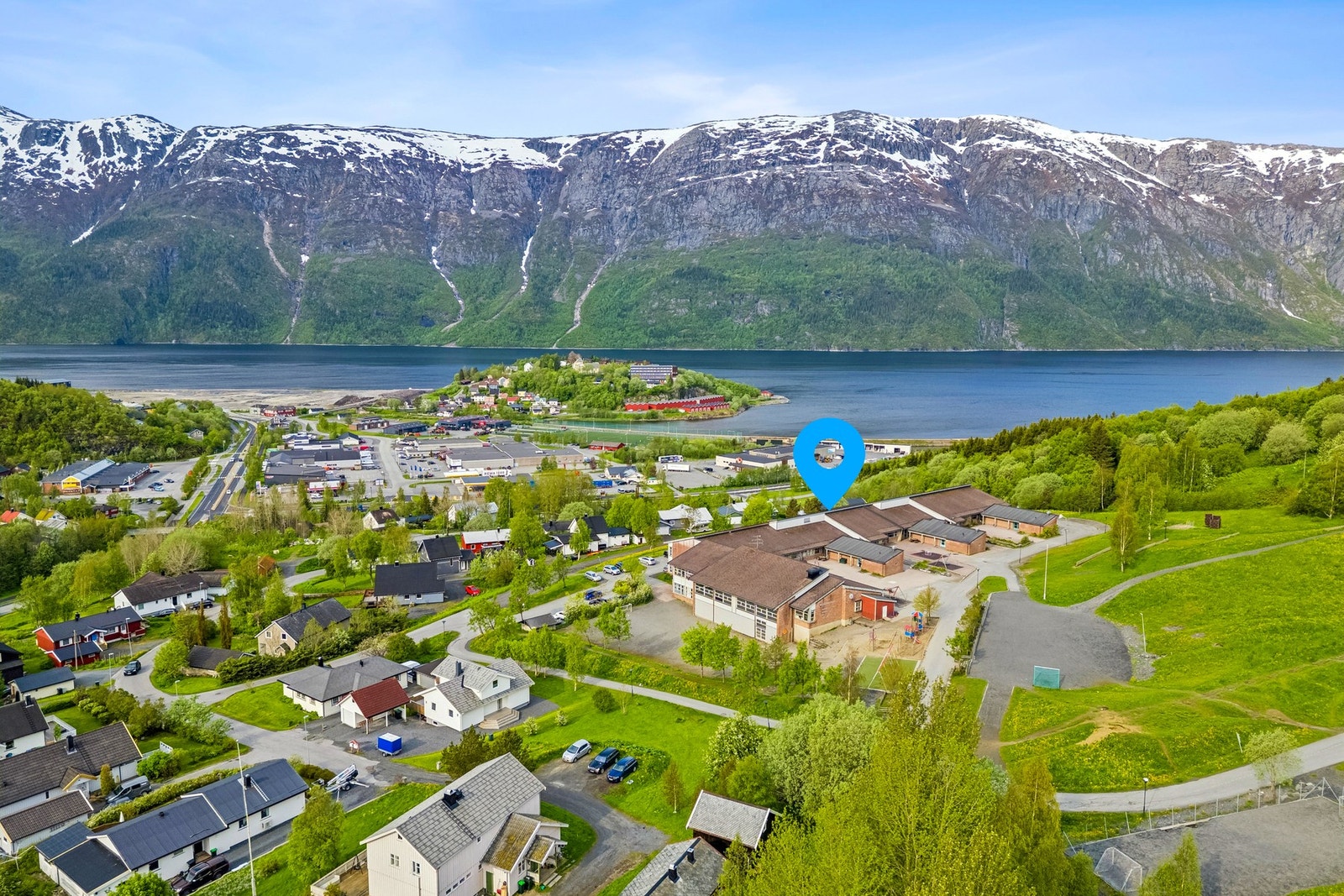 Kulstad skole for 1. til 7. trinn ligger i nærområdet. Galleribilde