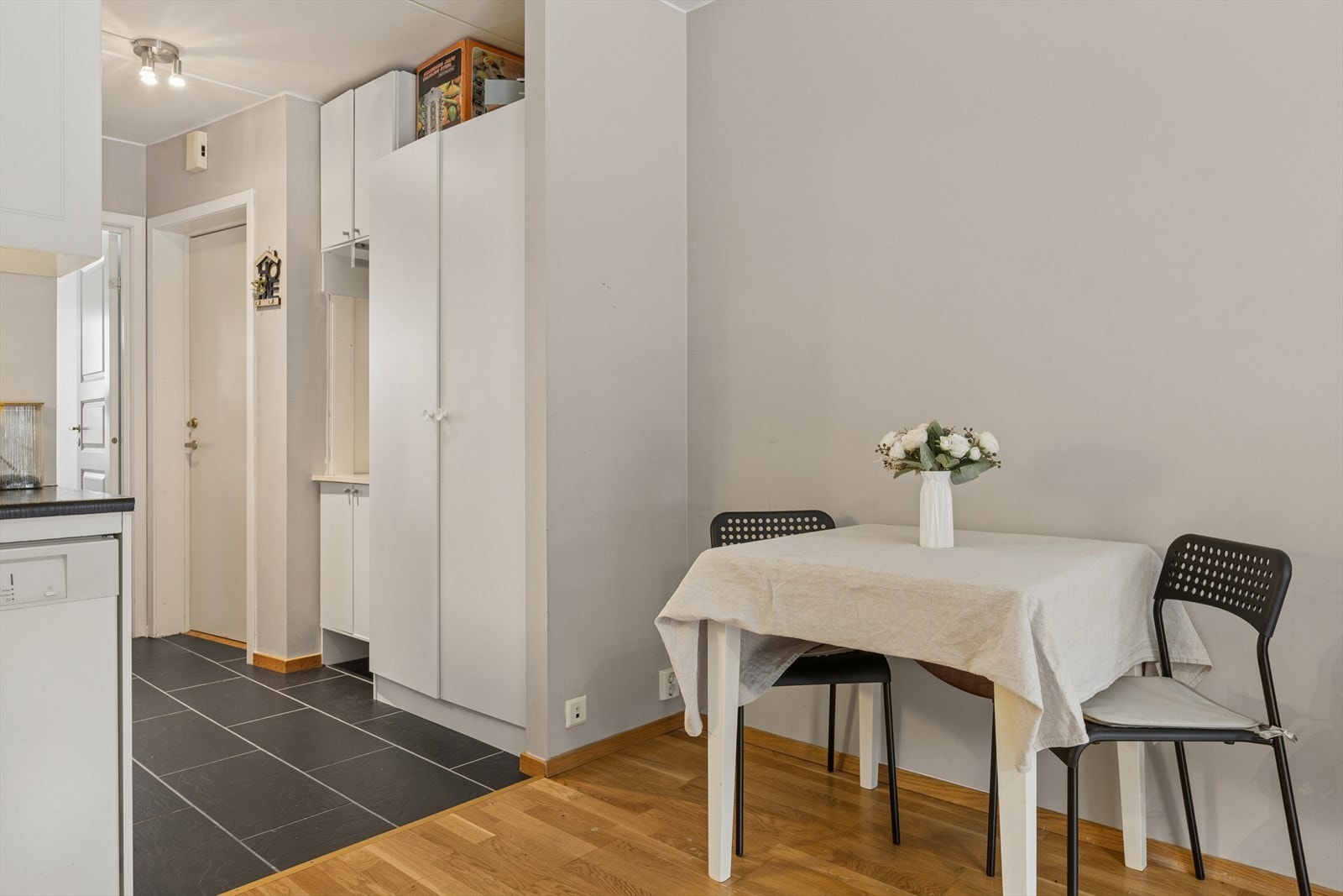 Hyggelig og praktisk spisehjørne, perfekt for måltider i hverdagen. Galleribilde