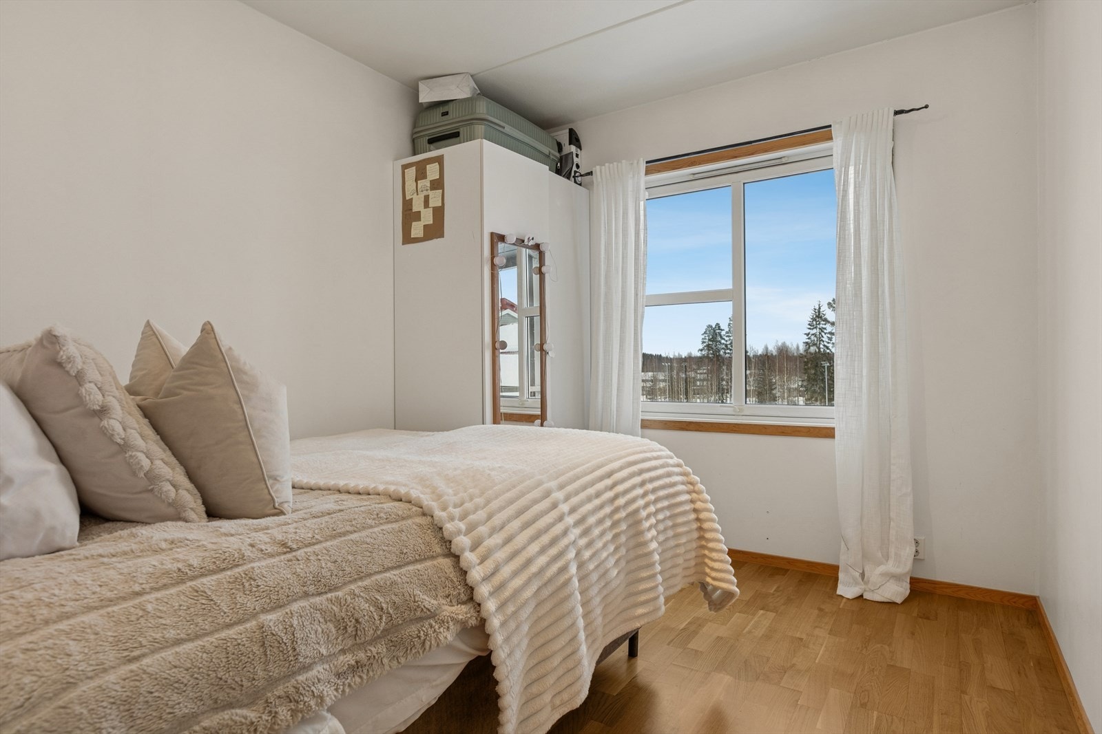 De lyse veggene gir en myk og avslappende atmosfære. Galleribilde