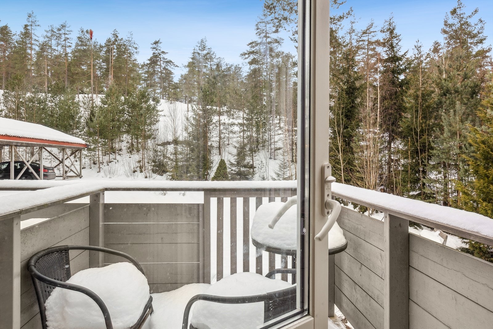 Med direkte utgang fra oppholdsrommet er den lett tilgjengelig og gir et fint sted å trekke seg tilbake for frisk luft eller en stille stund ute. Galleribilde