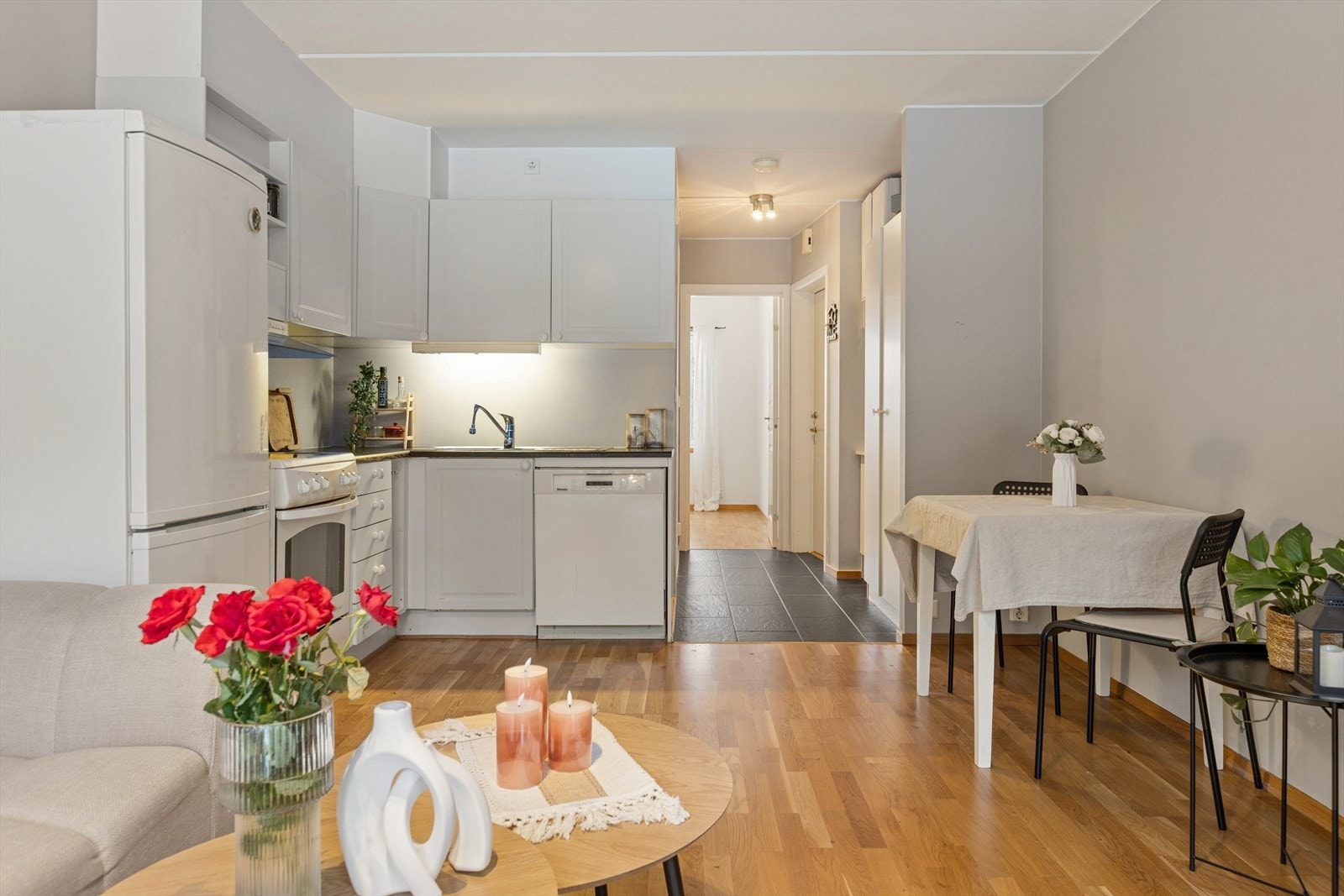 Den åpne løsningen mot kjøkkenet gir en god flyt i boligen og bidrar til en romslig følelse. Galleribilde