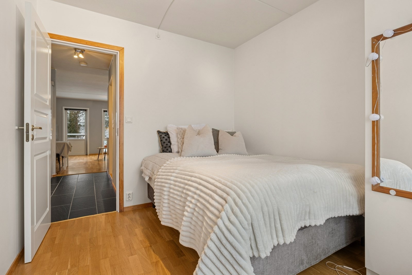 Rommets utforming gjør det enkelt å innrede etter behov, med plass til både seng, nattbord og garderobeløsning. Galleribilde