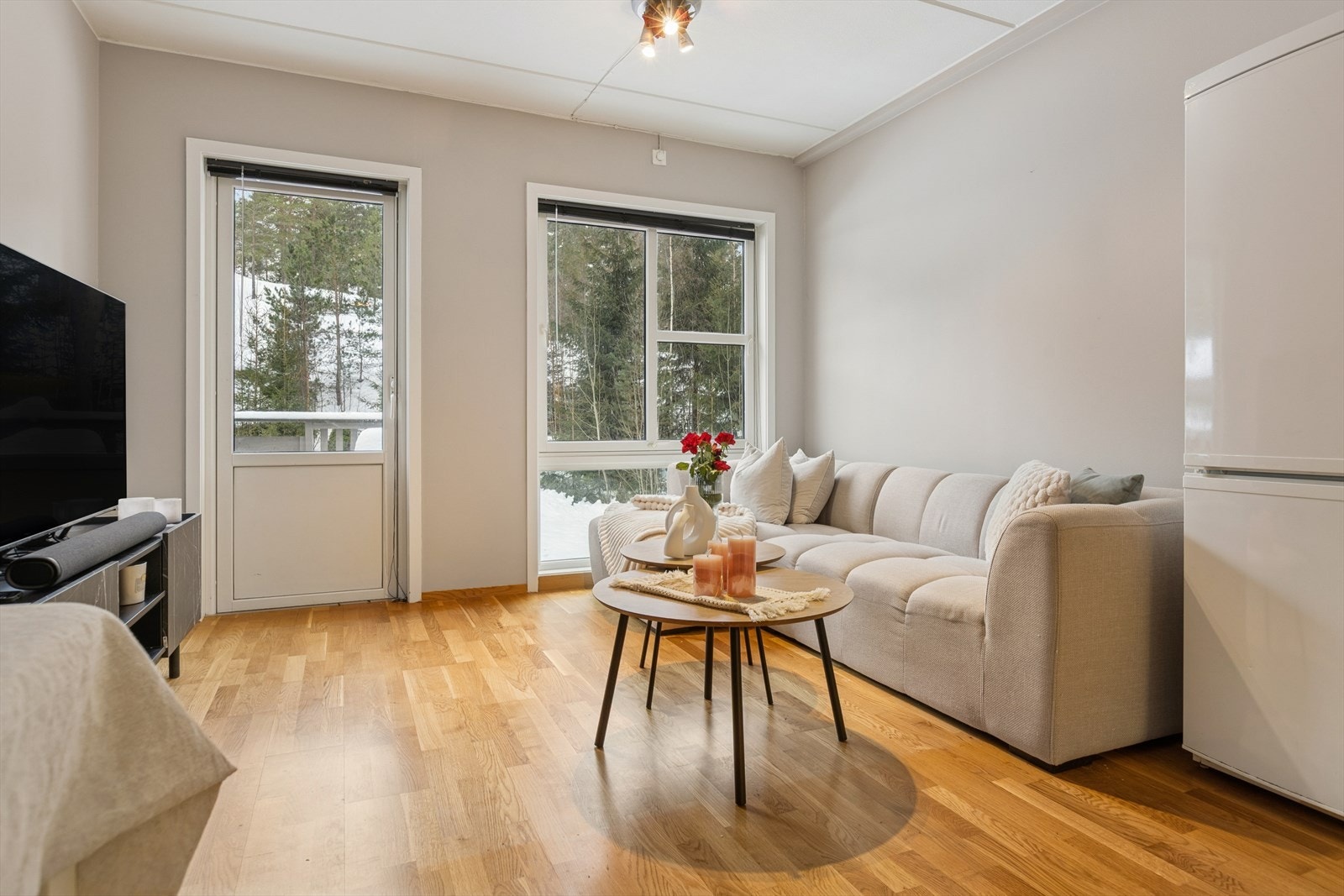 Rommets lyse flater og gjennomtenkte planløsning gjør det enkelt å møblere etter behov. Galleribilde