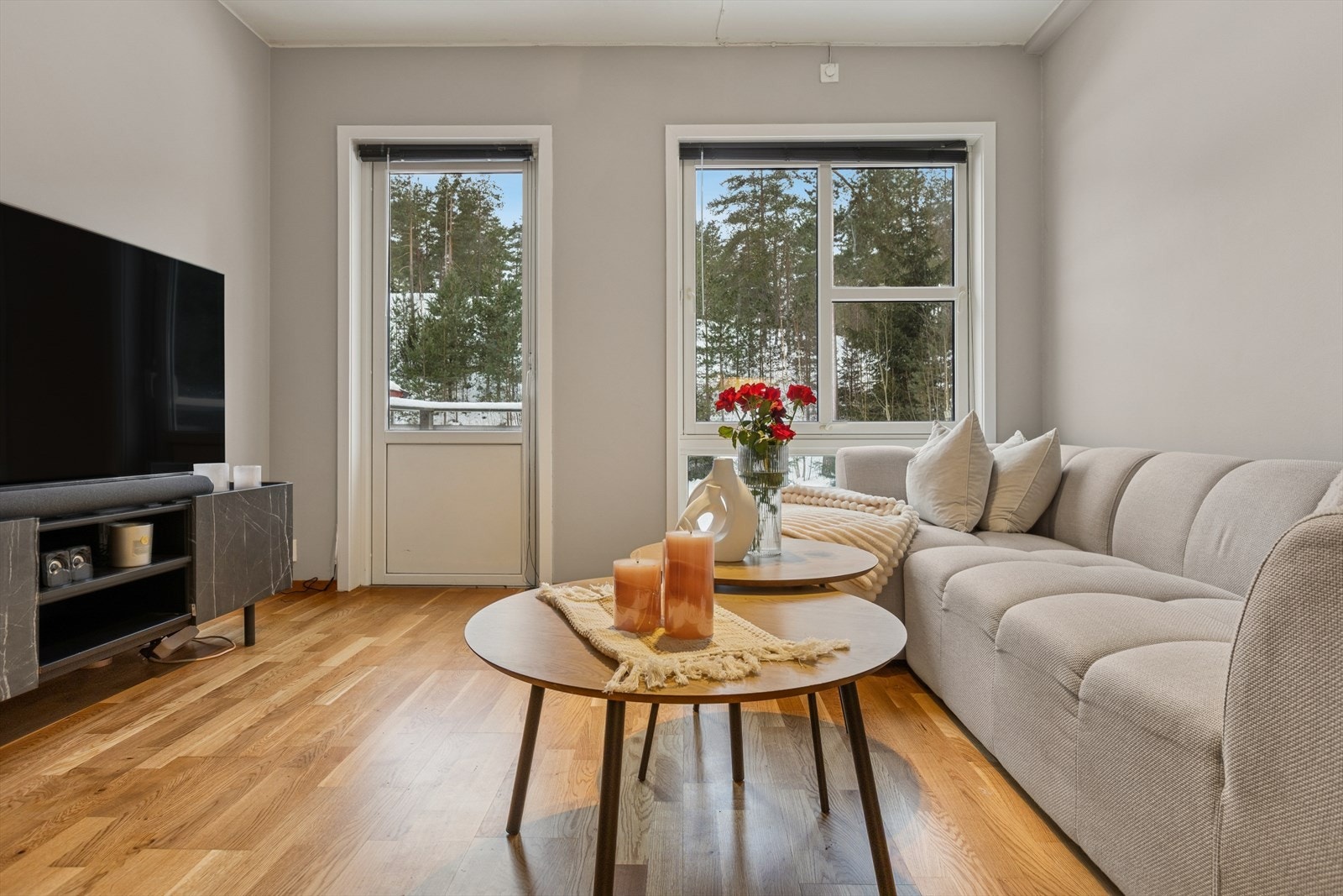 Fra stuen har du også direkte tilgang til balkongen, noe som gir en fin forbindelse mellom inne- og uterom og gjør det enkelt å trekke seg ut for et lite avbrekk. Galleribilde