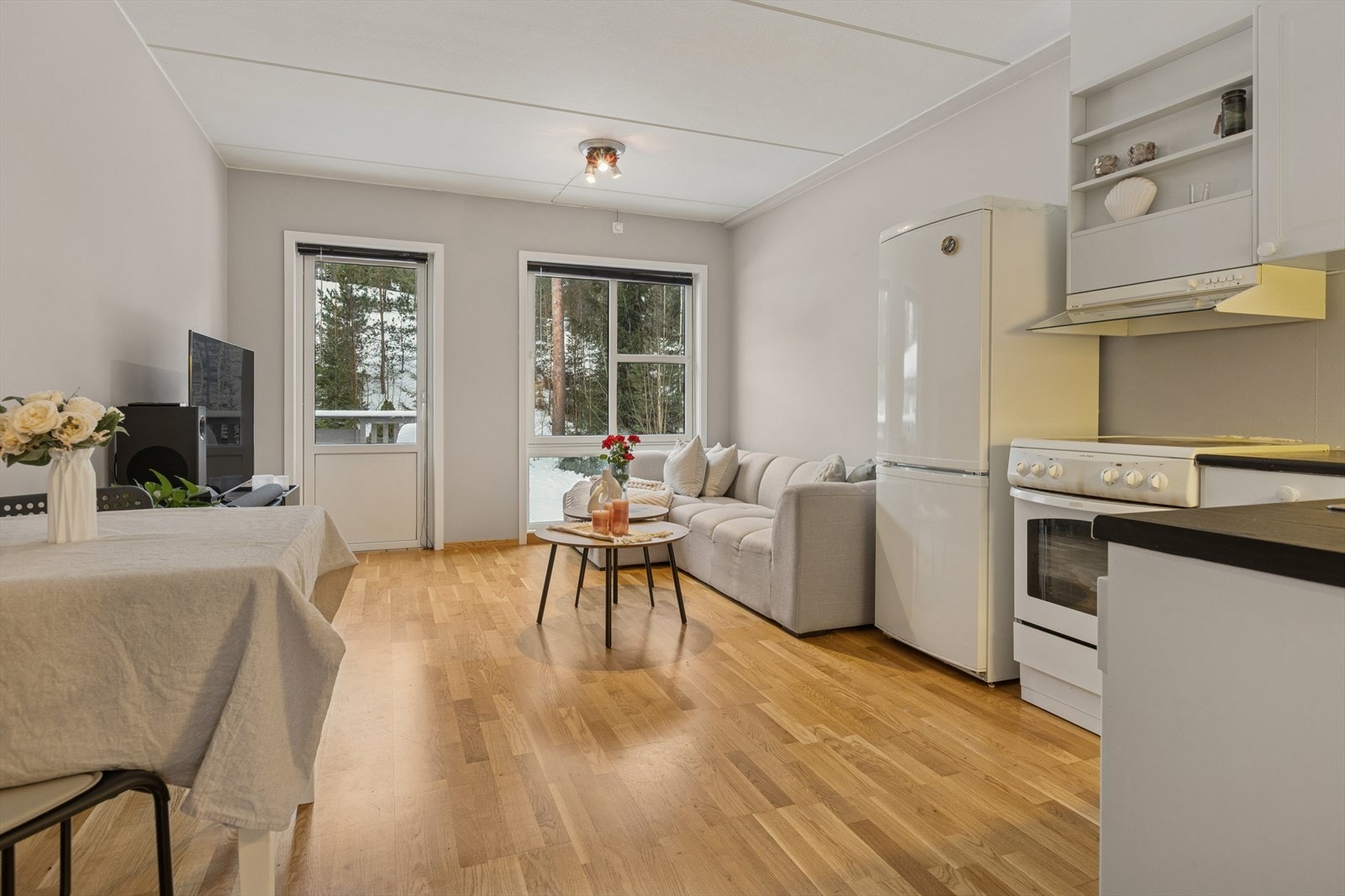 Den åpne planløsningen gjør at kjøkkenet naturlig glir inn i resten av oppholdsrommet. Galleribilde