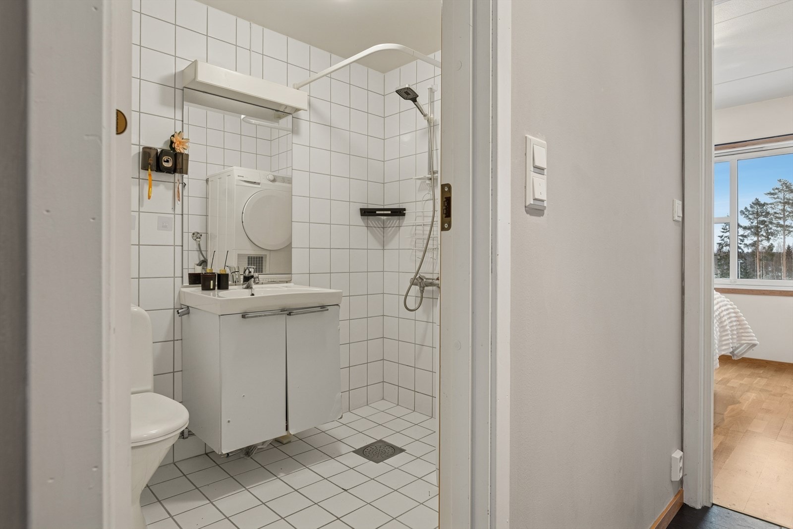 Badet er praktisk utformet og har en funksjonell planløsning som gjør rommet enkelt å bruke i hverdagen. Galleribilde