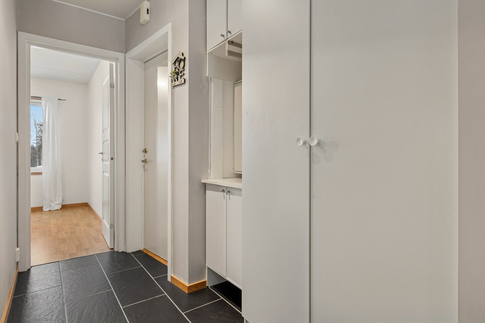Entréen ønsker deg velkommen med god plass til å henge av seg yttertøy. Galleribilde