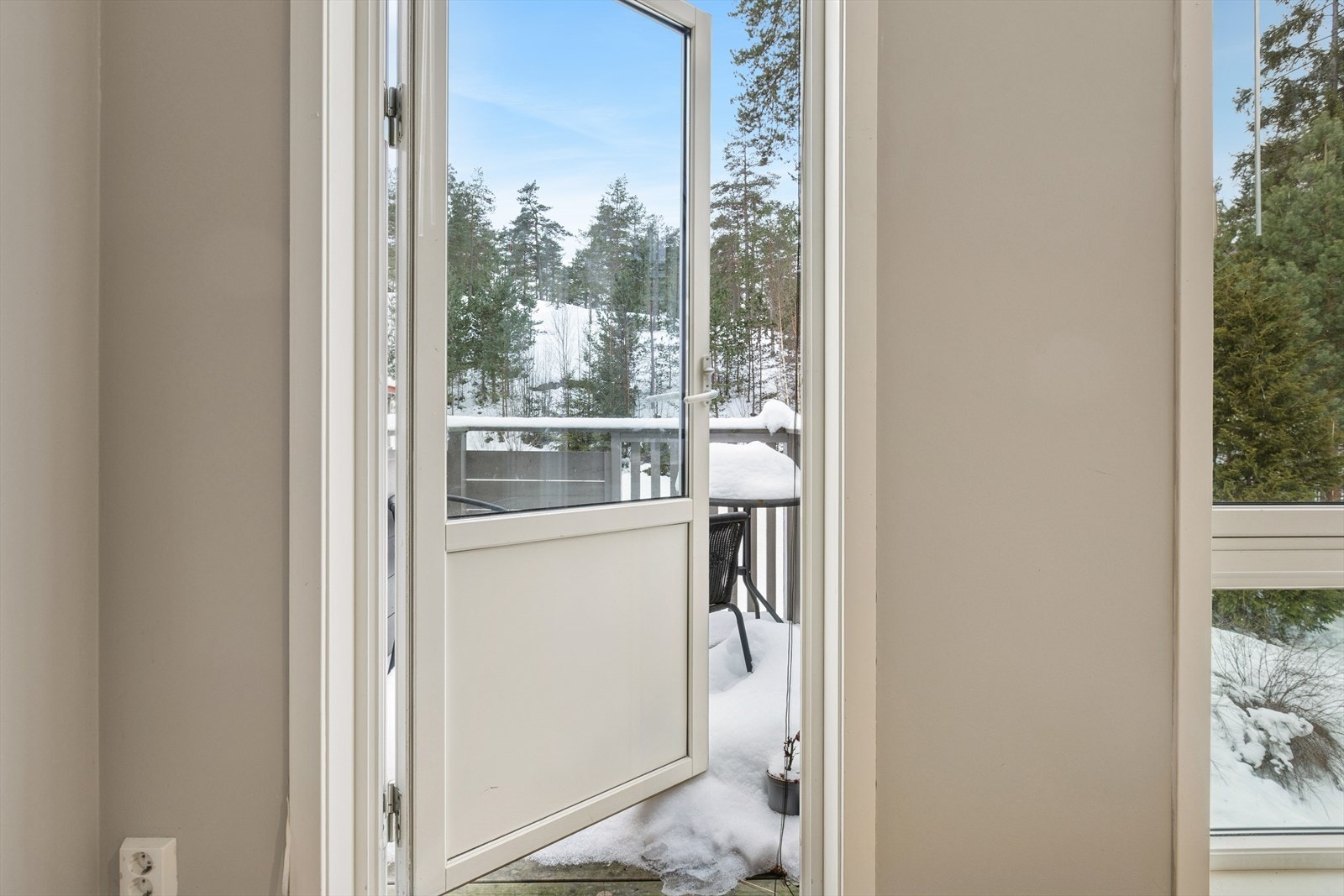 Balkongen er et hyggelig uteområde som fungerer som en naturlig forlengelse av stuen. Galleribilde