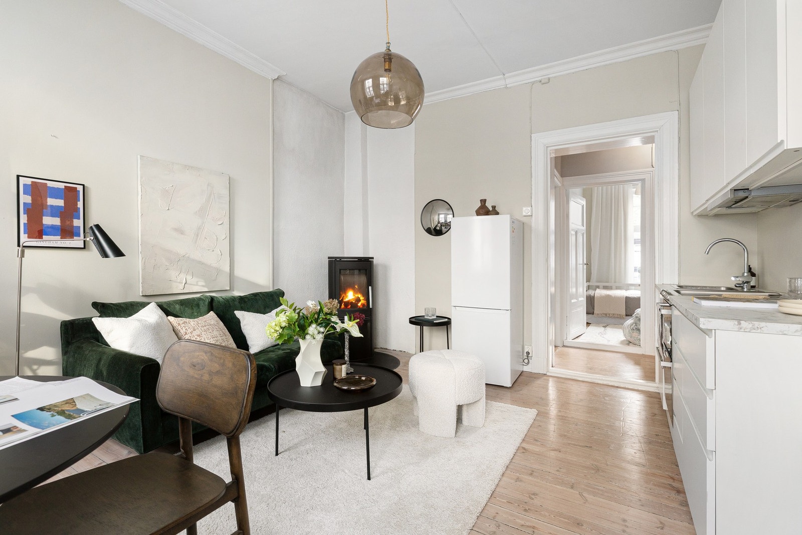 Leiligheten har klassiske detaljer, god takhøyde og to soverom. Galleribilde