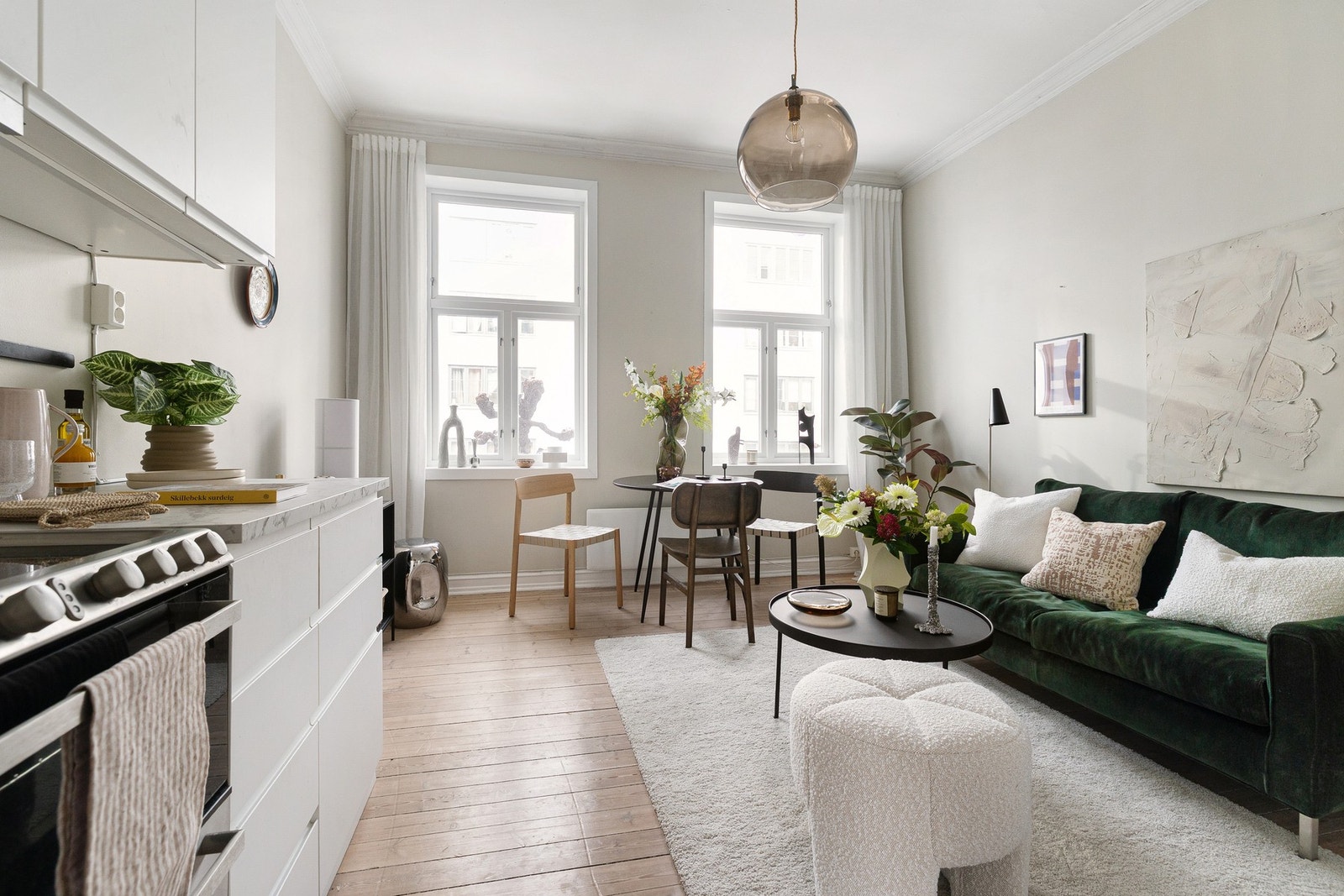 Lys og romslig stue med god takhøyde (ca. 2,45 m) og klassiske detaljer som rosett i tak. Galleribilde