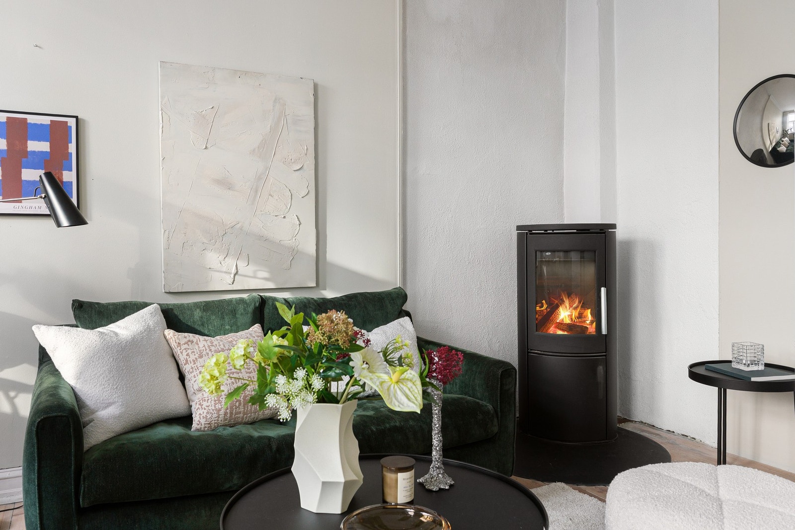 Peisovn i stuen gir både lun stemning og et hyggelig supplement til den elektriske oppvarmingen Galleribilde