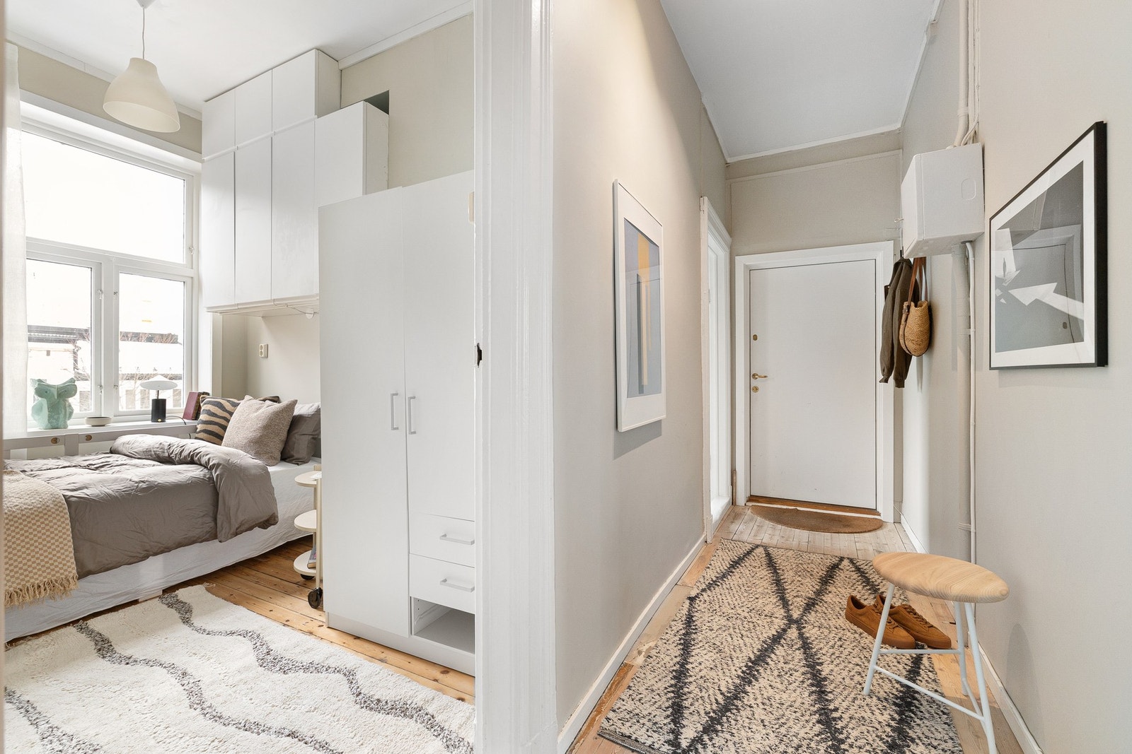 Fra gangen har du tilgang til alle rom i leiligheten. Galleribilde