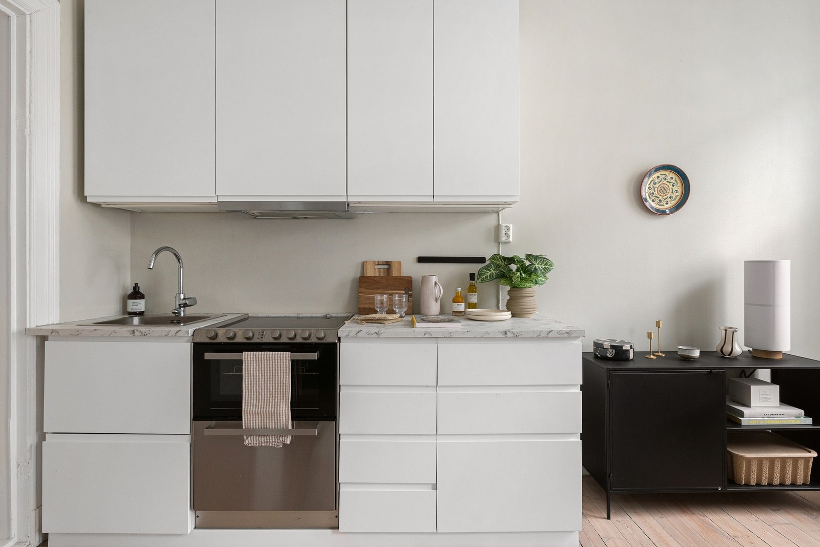 Kjøkkenet er plassert i åpen løsning mot stuen og fremstår moderne og funksjonelt. Galleribilde