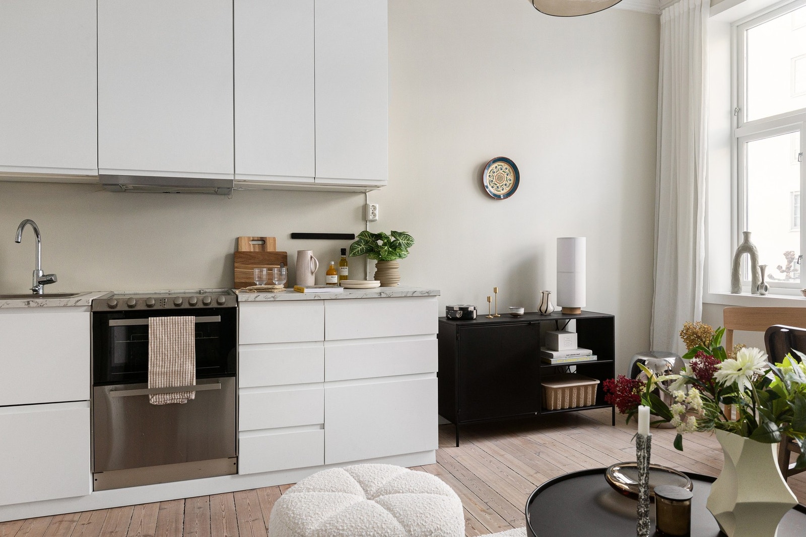 Den åpne løsningen gir en sosial og luftig romfølelse, samtidig som arbeidsflyten er effektiv og praktisk. Galleribilde