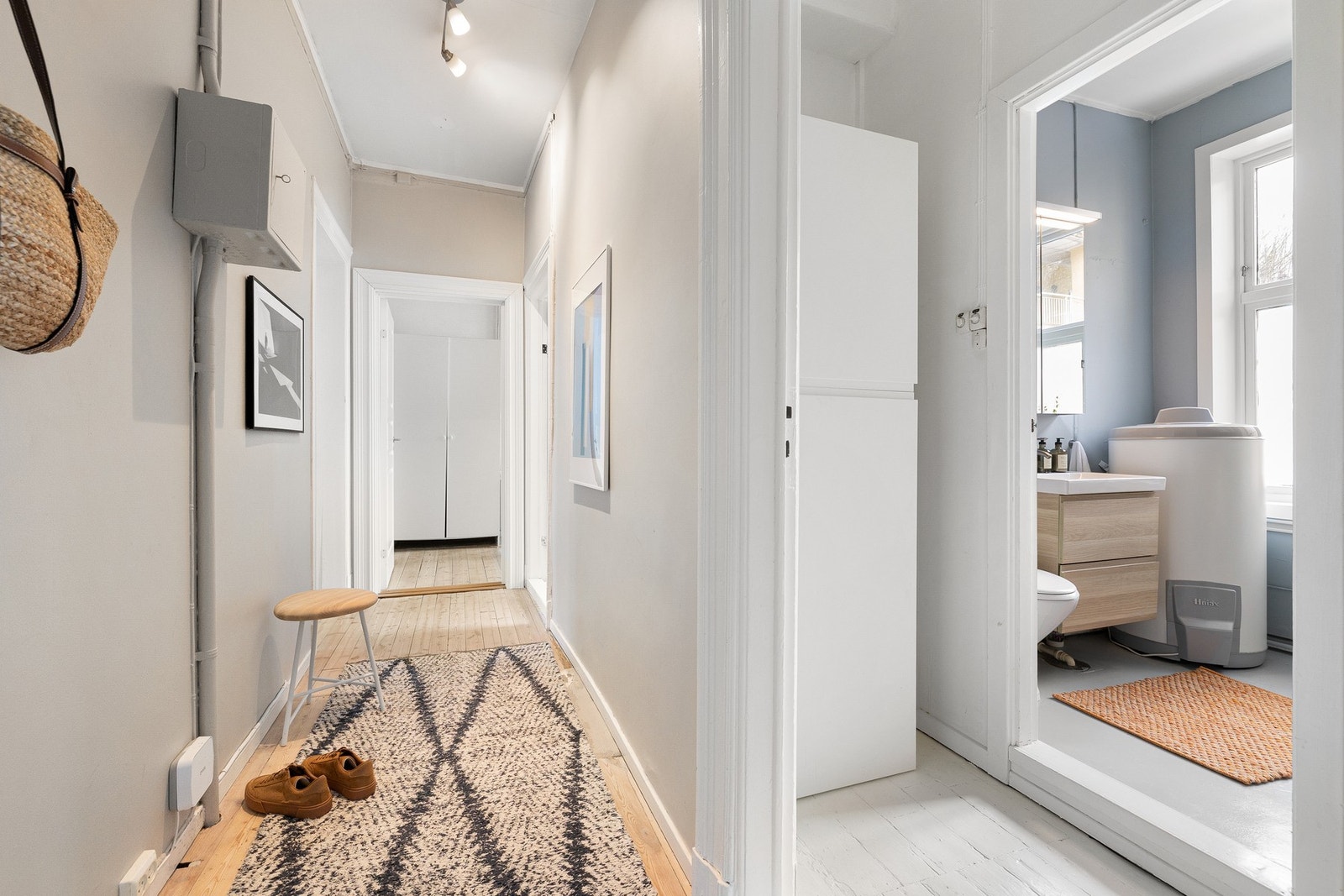 Legg også merke til det praktiske skapet i gangen før badet. Galleribilde