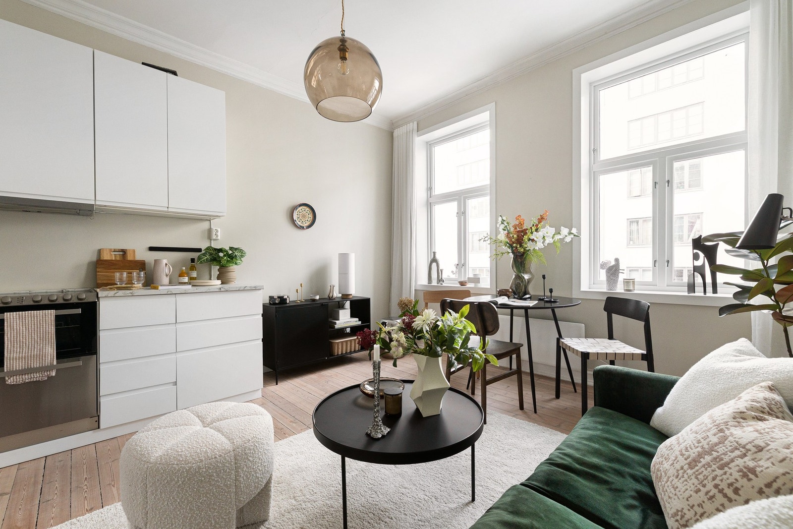 Leiligheten ligger i byggets 2. etasje og har en gjennomgående planløsning med godt lysinnslipp. Galleribilde