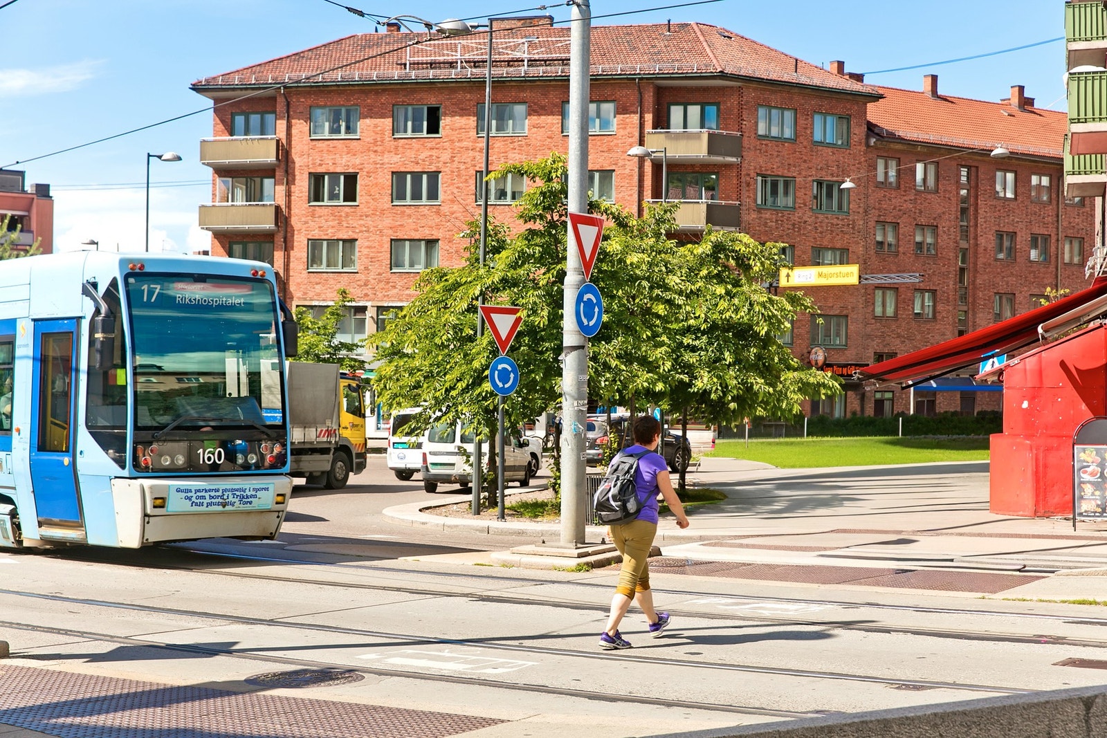 Det er gode kollektivforbindelser i umiddelbar nærhet med både trikk og buss, som gir enkel adkomst til resten av byen. Galleribilde