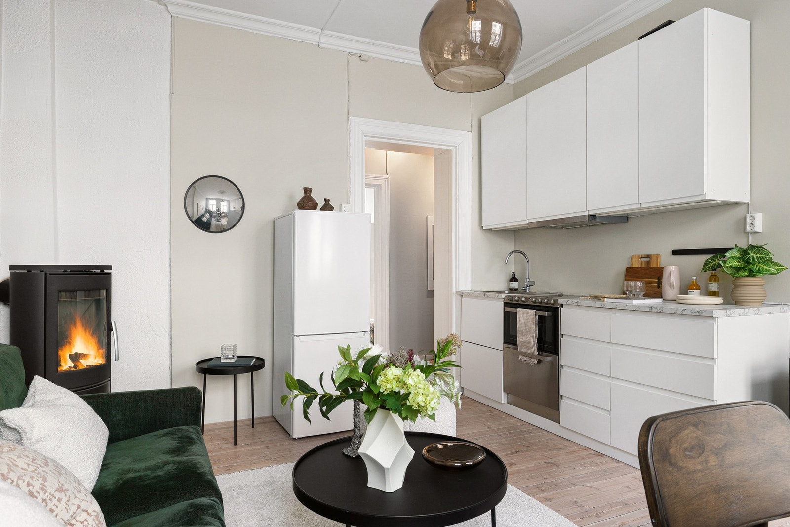 Rommet har en naturlig og sosial overgang til kjøkkenet, og store vindusflater som slipper inn rikelig med dagslys. Galleribilde