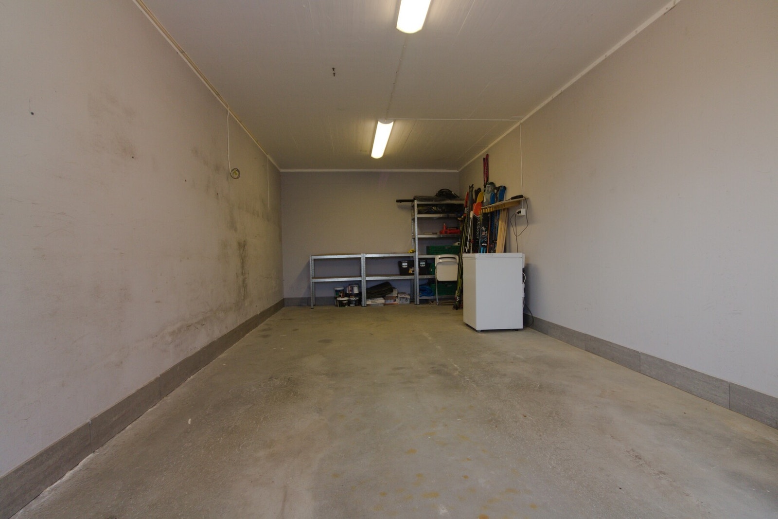 Garasjen har plass til både parkering av bil og oppbevaringsplass. Det er belysning og strømuttak. Galleribilde