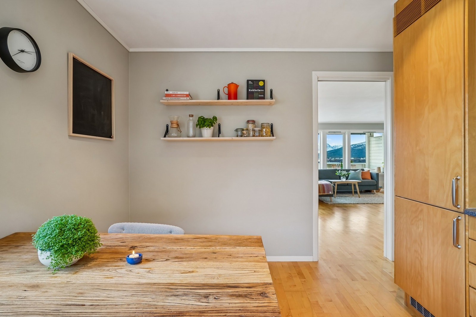 Det er plass til spisegruppe på kjøkkenet hvor frokosten kan inntas mens morgensolen titter inn vinduet.. Galleribilde