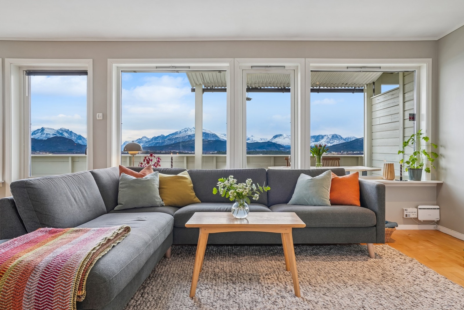 De store vindusflatene gir rikelig med lys og en utsikt mot fjord og fjell som virkelig kommer til sin rett. Galleribilde