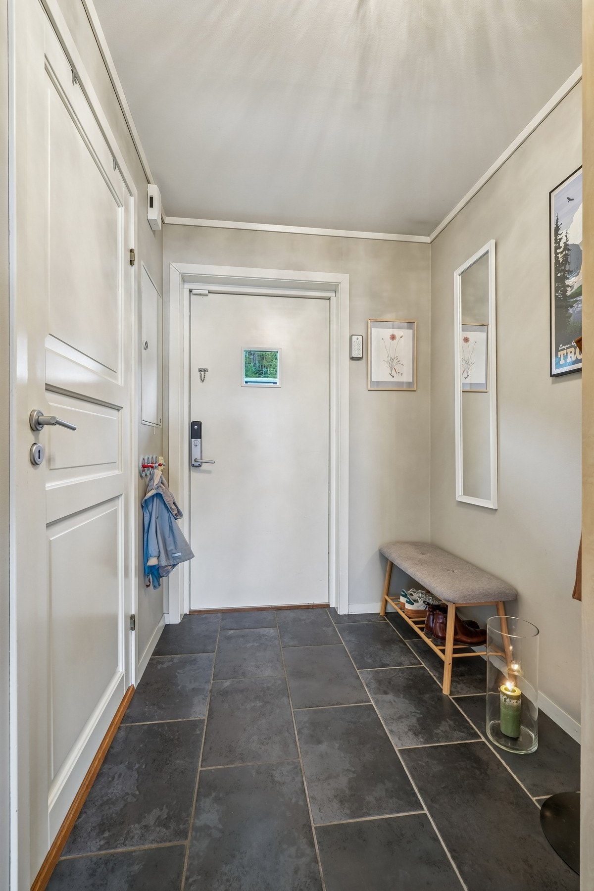 Det er montert elektrisk dørlås på ytterdør. Galleribilde