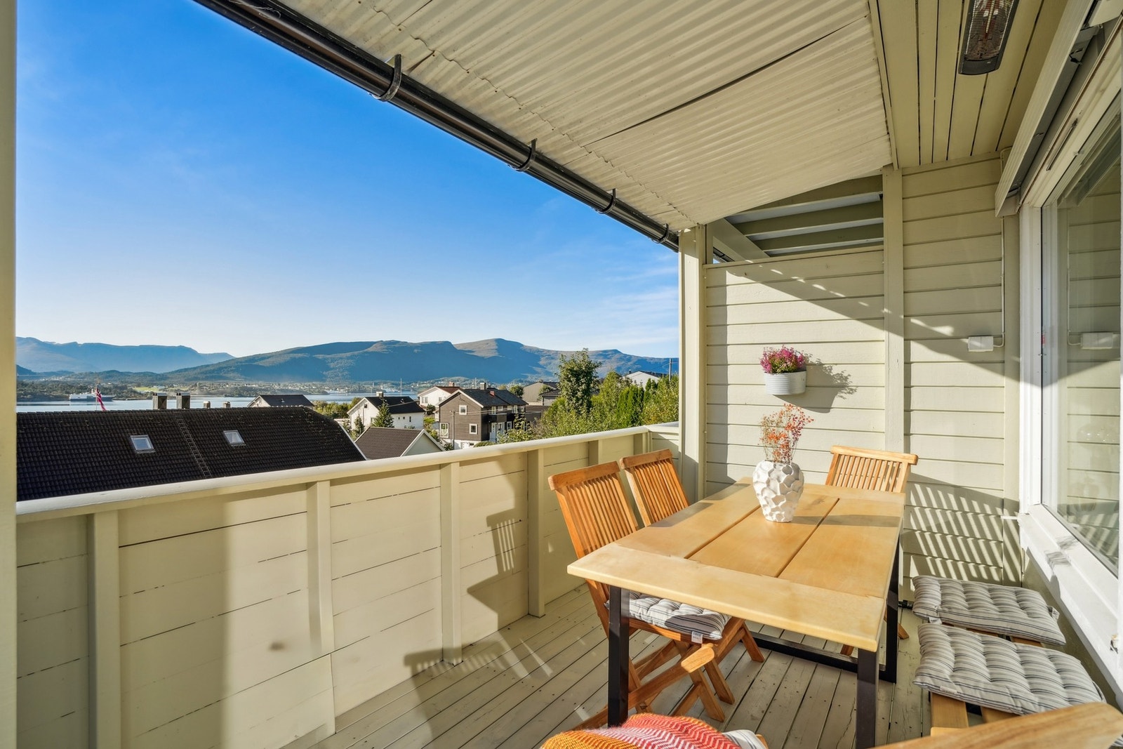 Terrassen er sørvendt og har et areal på ca. 21 kvm. Montert ny stikkontakt og varmelampe i 2020. Galleribilde