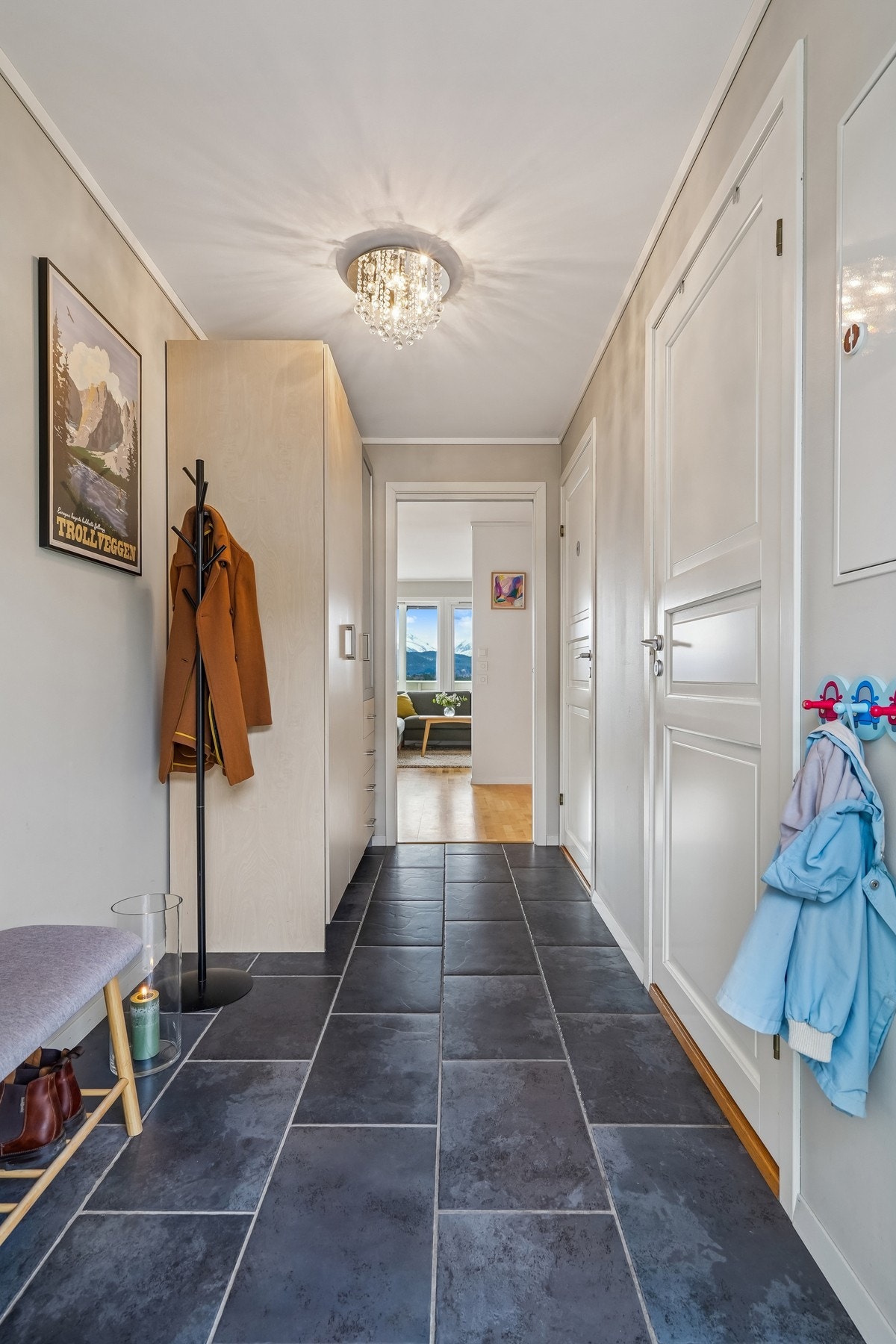 Praktisk gang med flislagt gulv og ellers rikelig med oppbevaring for klær. Mulighet for å sette inn skyvedørsgarderobe. Galleribilde