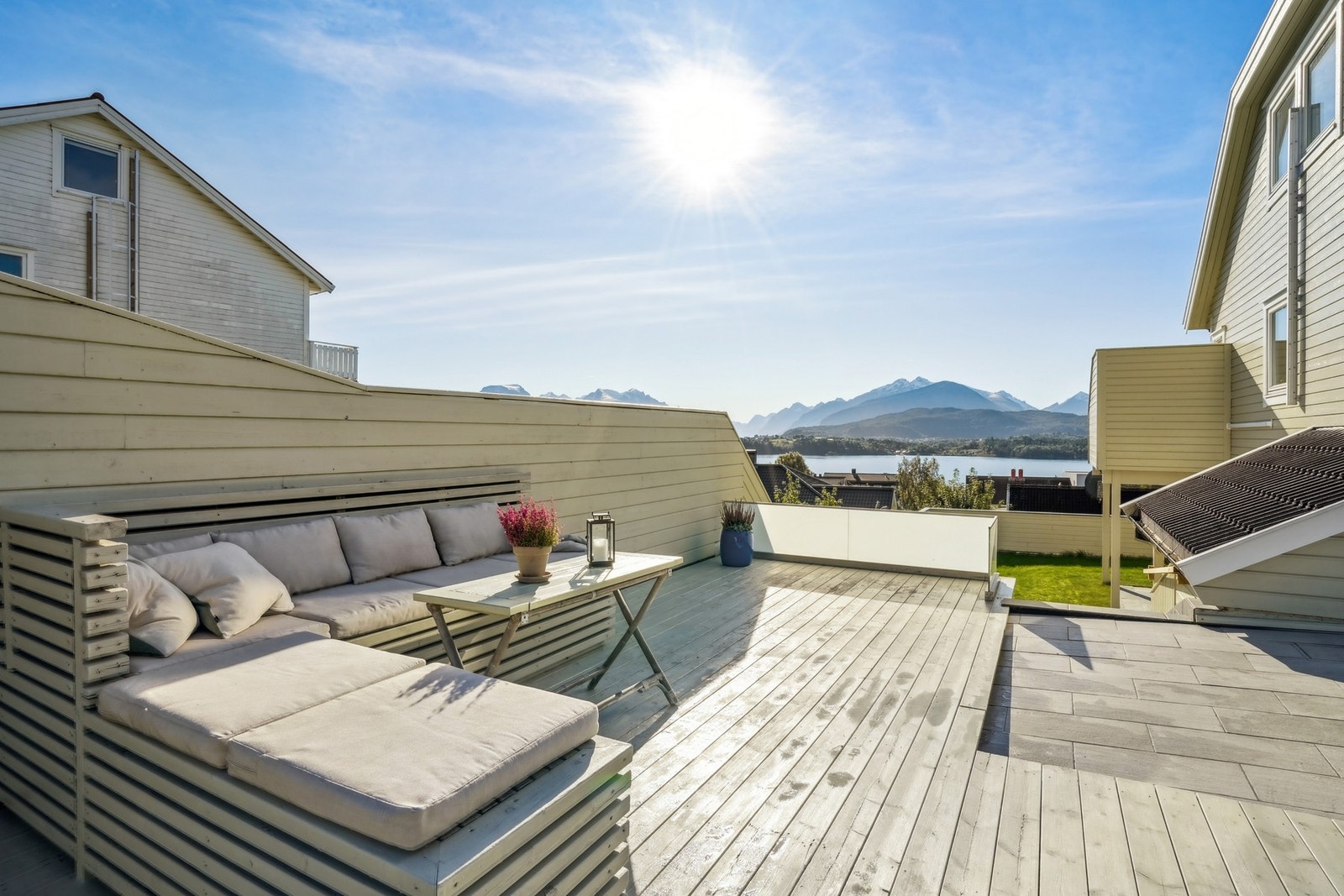 Nyt solrike dager ute på terrassen med god mat og gjester. Galleribilde