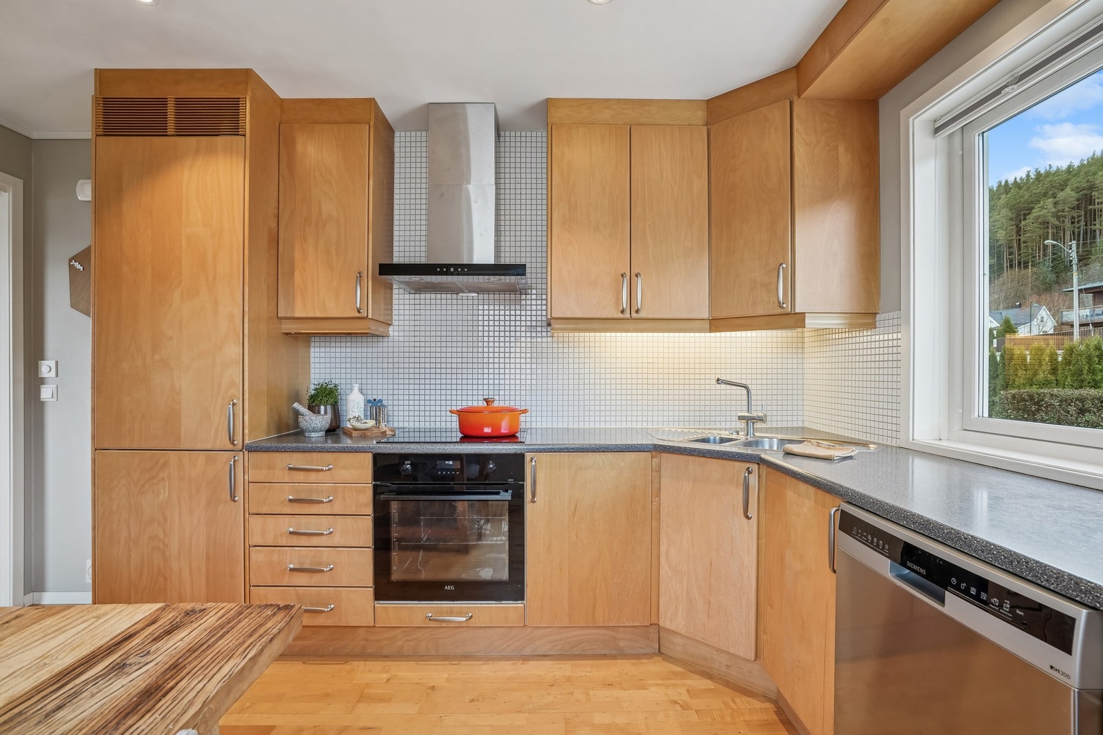 Utstyrt med kjøl/fryseskap, oppvaskmaskin, induksjonstopp, stekeovn, vannstoppsystem og komfyrvakt. Galleribilde