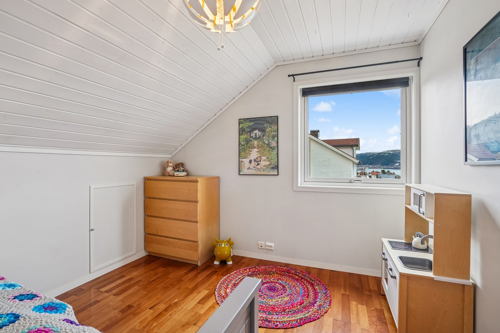 Plass til både kommode og skrivebord. Galleribilde