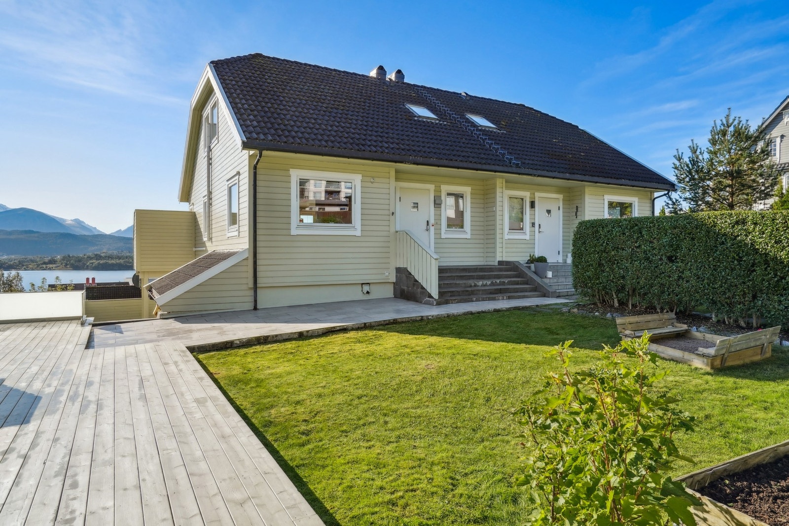 Du har direkte tilkomst til den koselige uteplassen som gir enda større bruksmuligheter. Galleribilde