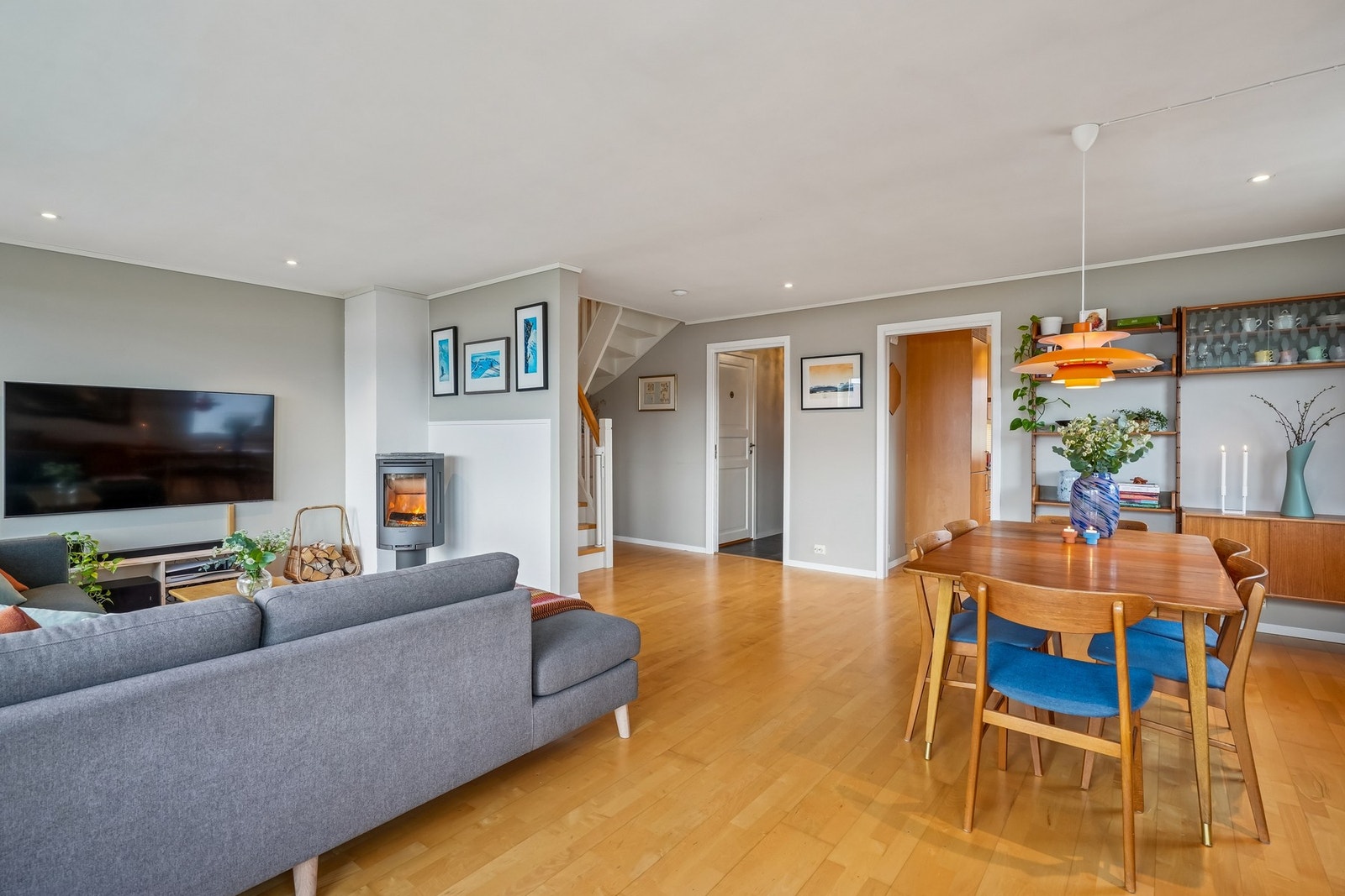 Det ble skiftet downlights i stue, kjøkken og trapp i 2025. Galleribilde