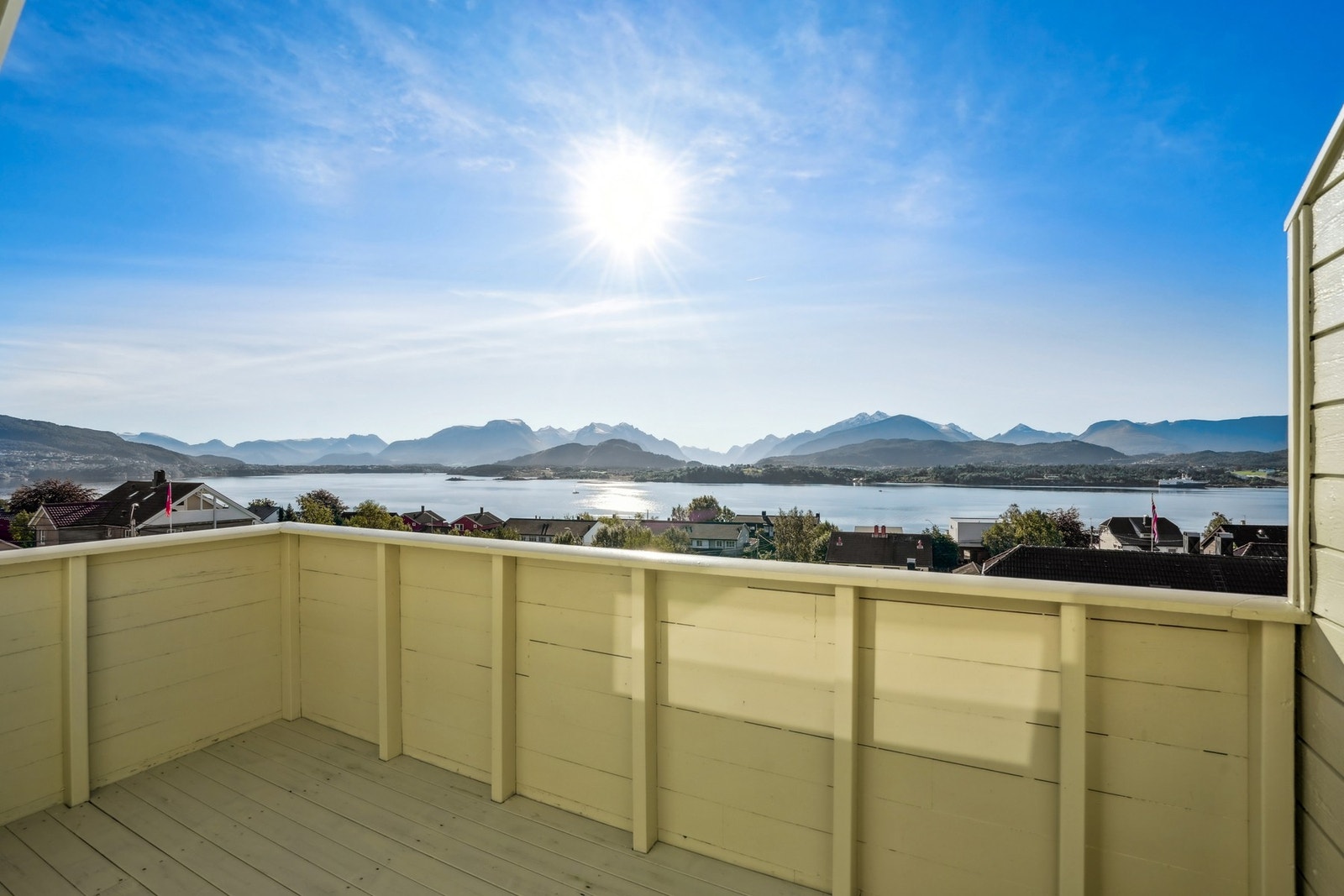 Sørvendt balkong med et areal på ca. 5 kvm. Fantastisk utsikt... Galleribilde