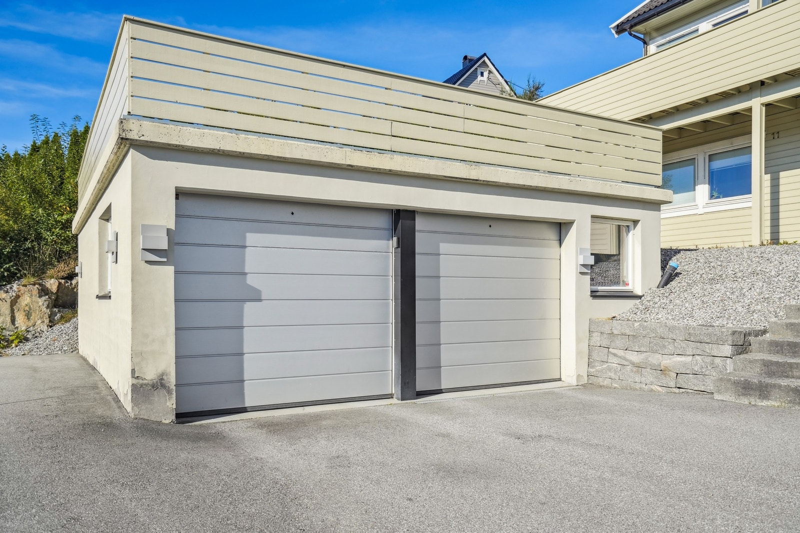 Parkering i garasje. Galleribilde