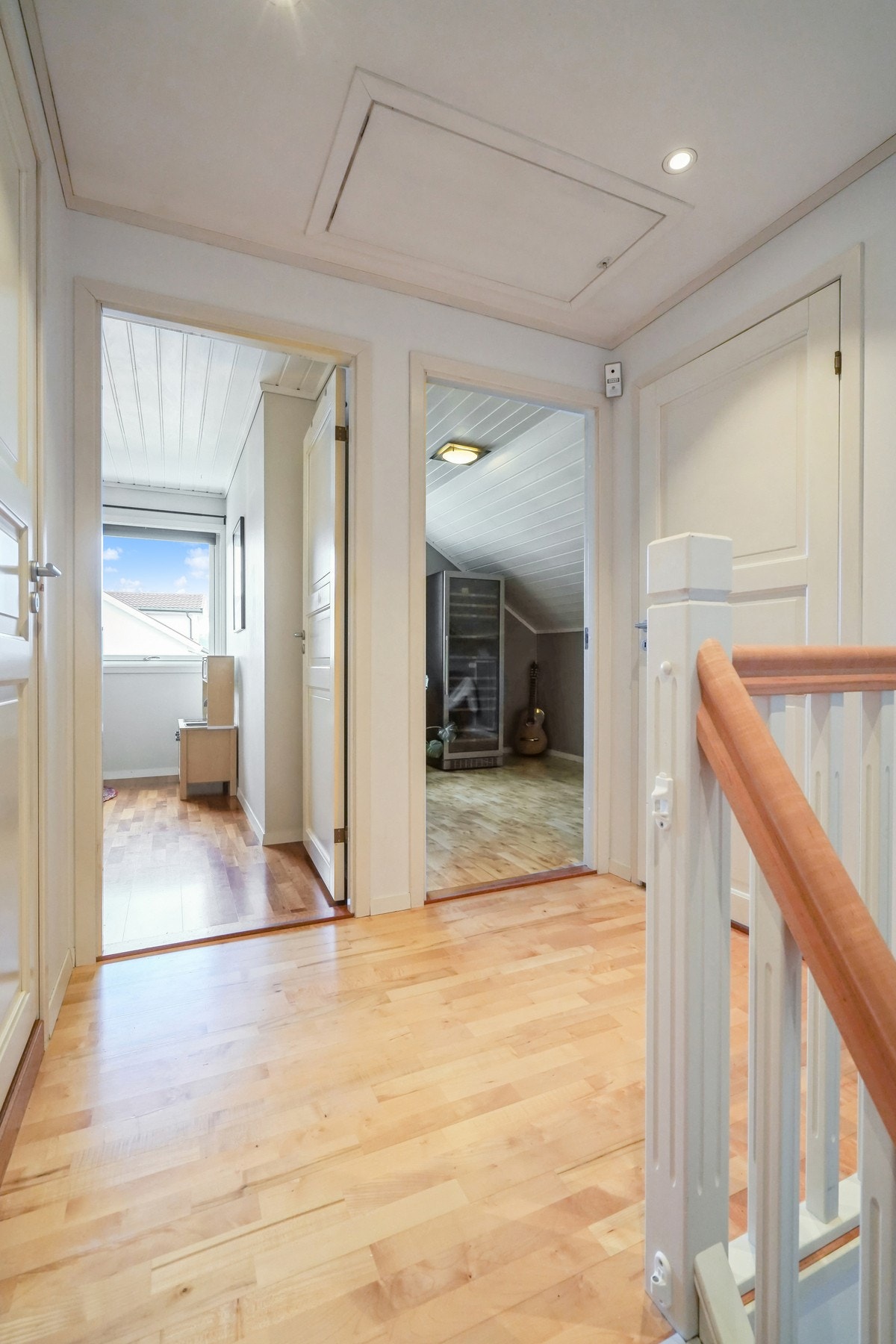 På loftet er det 2 soverom, 1 kontor/bod og bad. Tilkomst til loft med takluke. Galleribilde