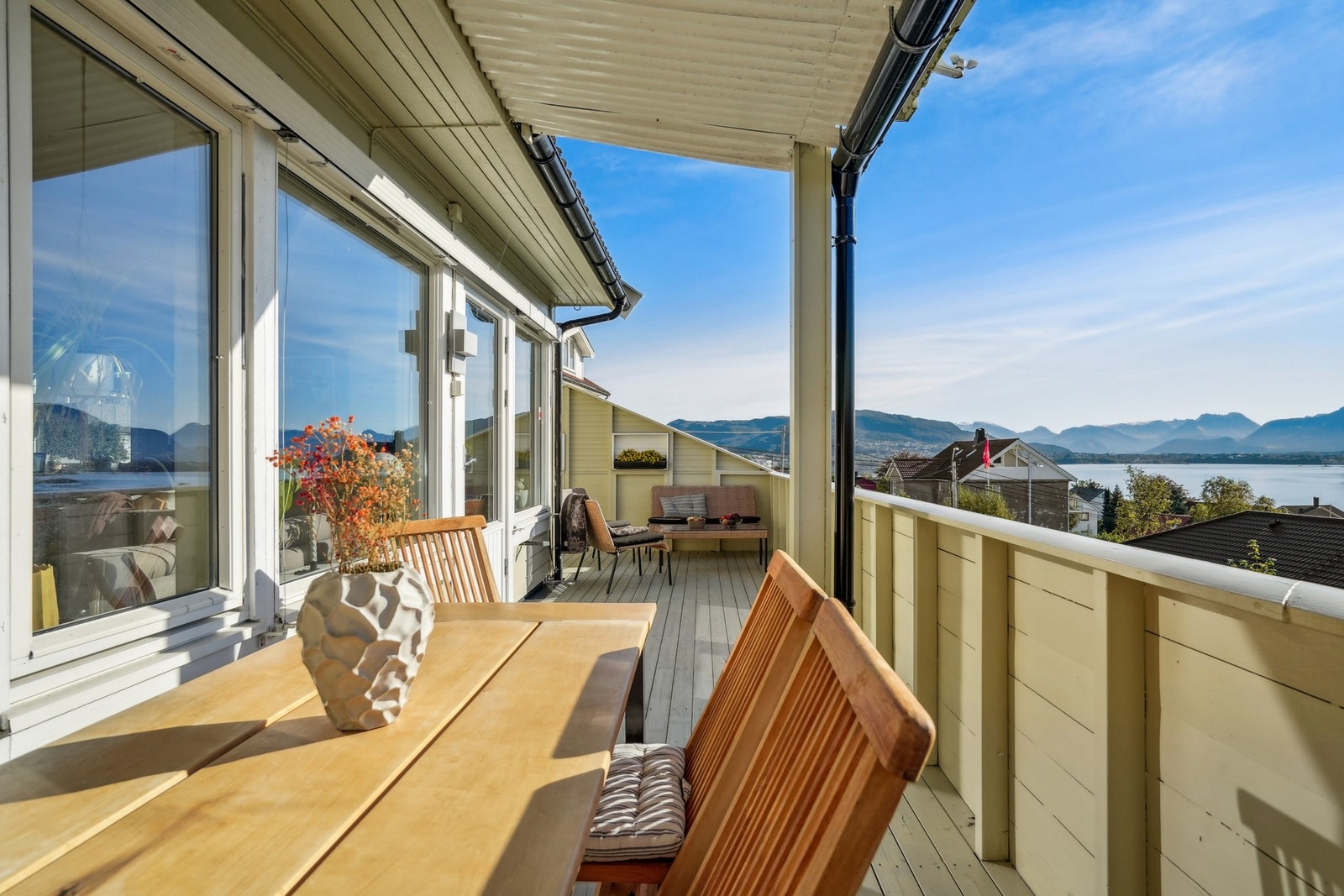 Det er god plass til å møblere med spisegruppe og loungemøbler på terrassen. Galleribilde